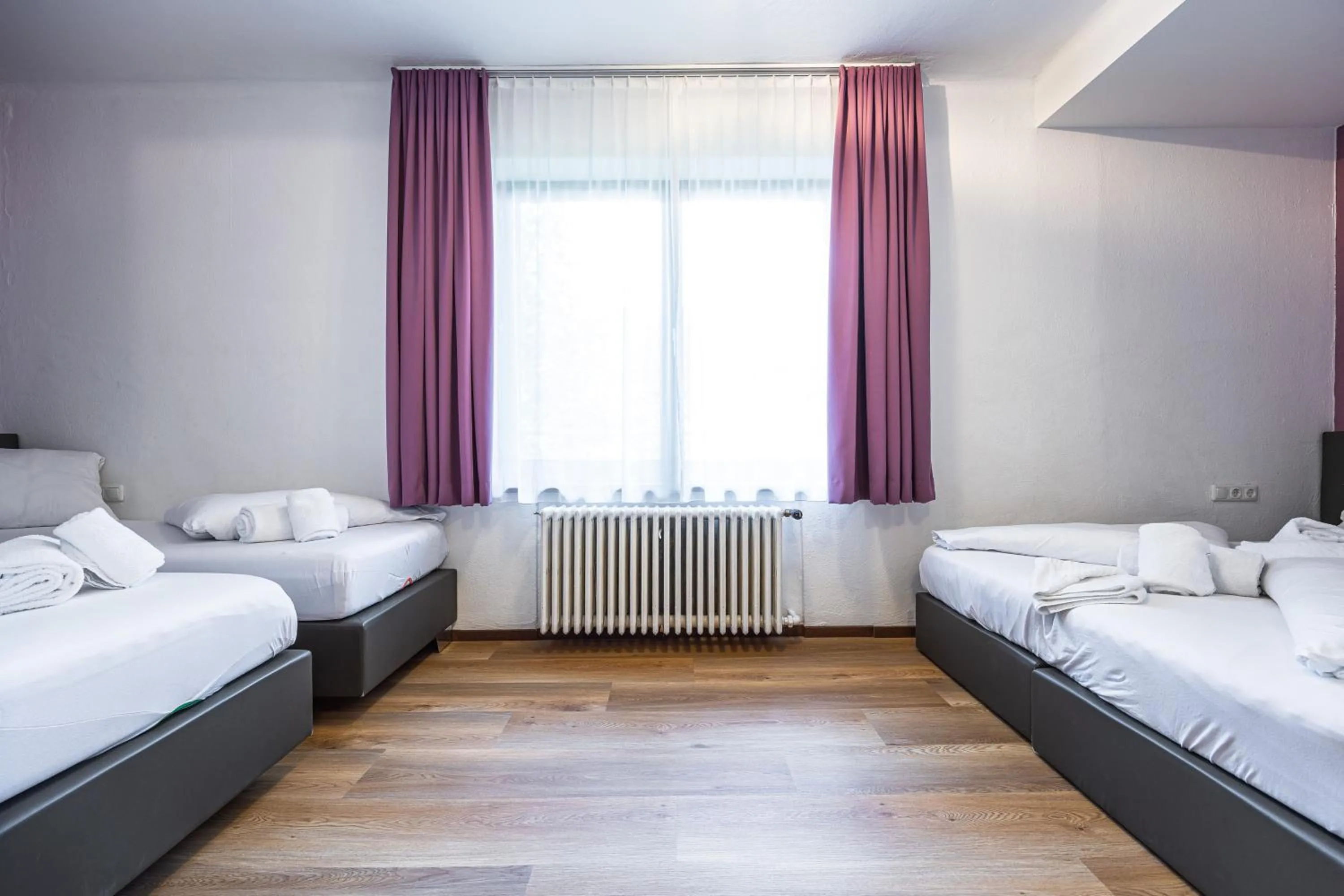 Bed in Lake and Cityhotel Edelweiss - self Check in