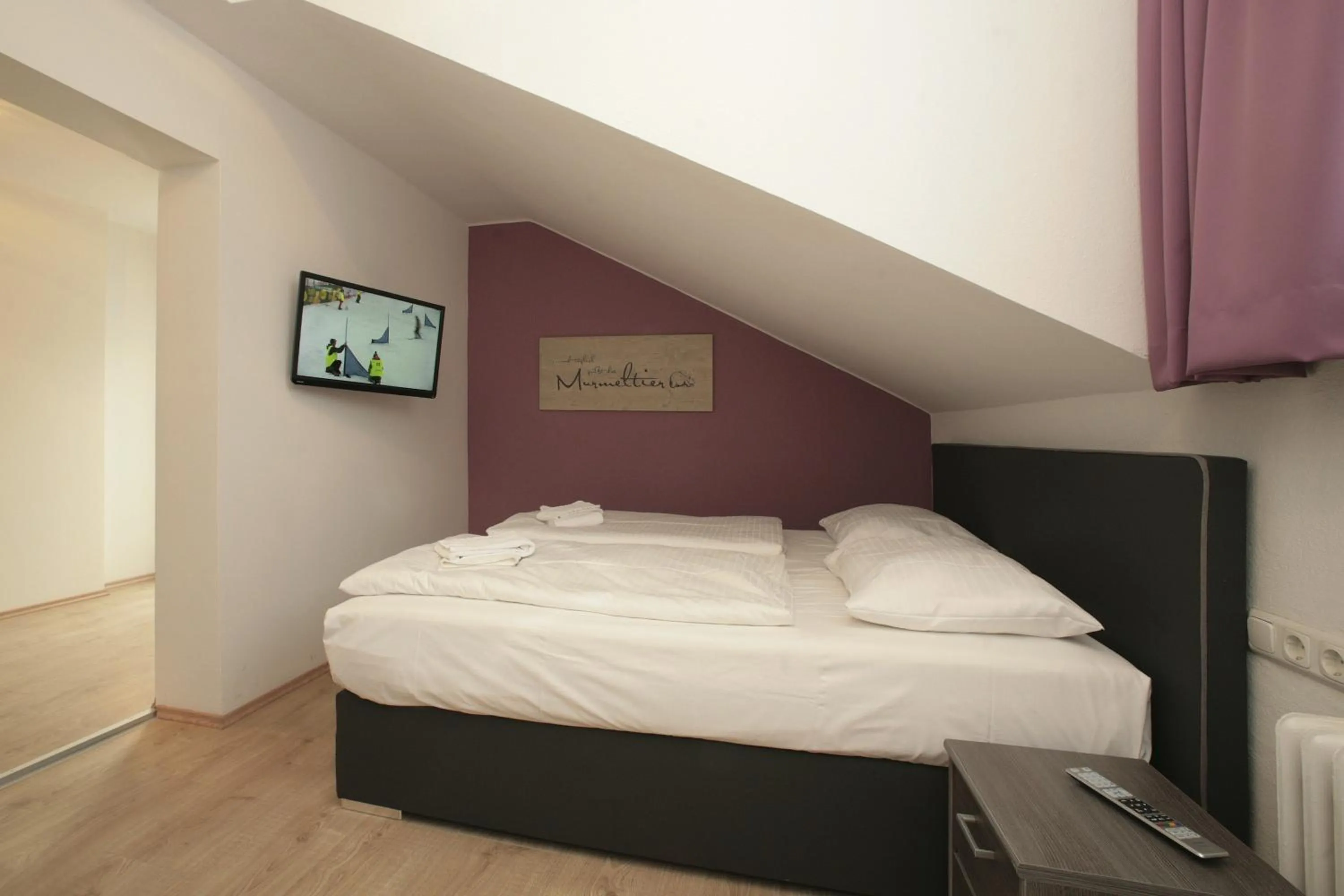 Bed in Lake and Cityhotel Edelweiss - self Check in