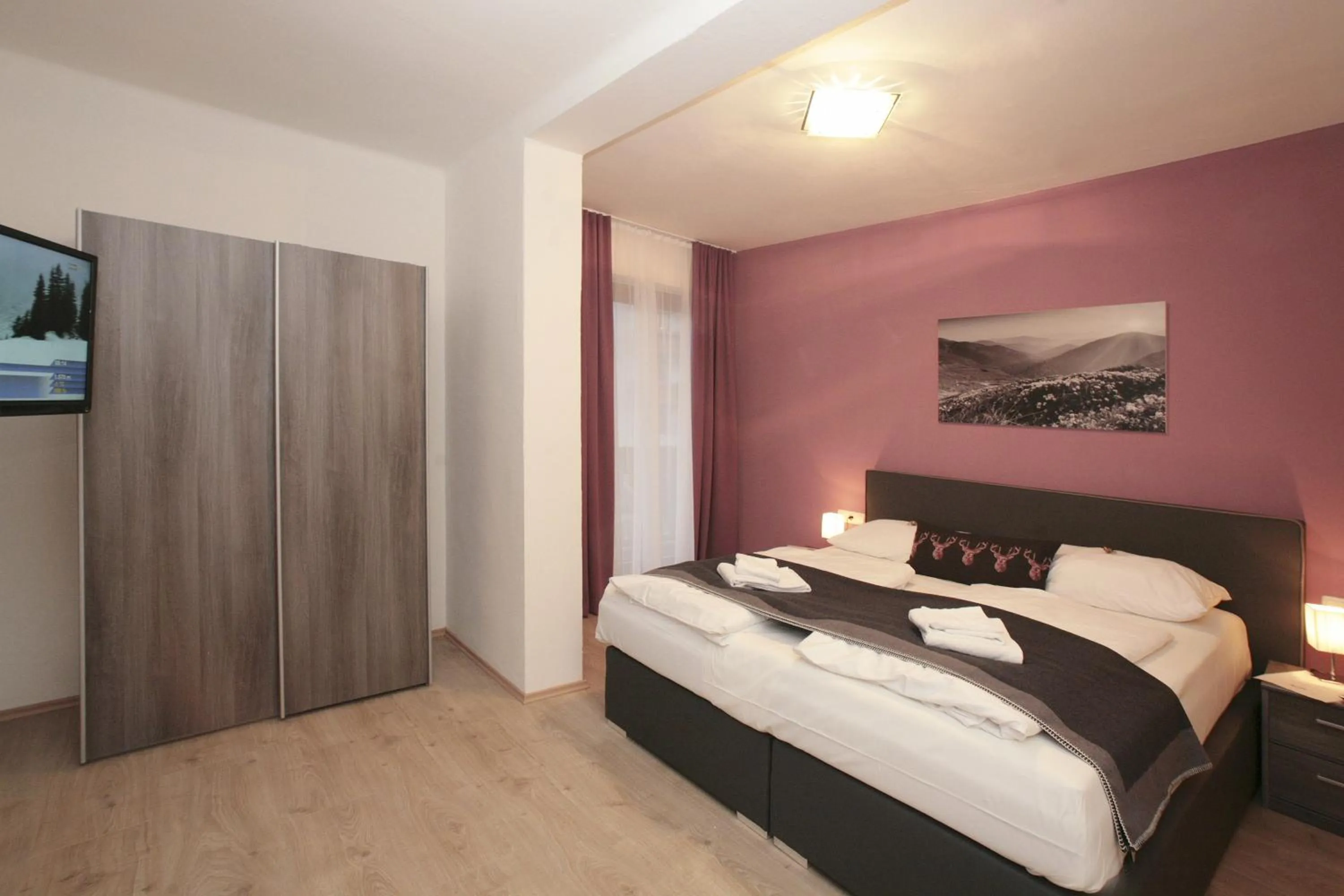 Bed in Lake and Cityhotel Edelweiss - self Check in