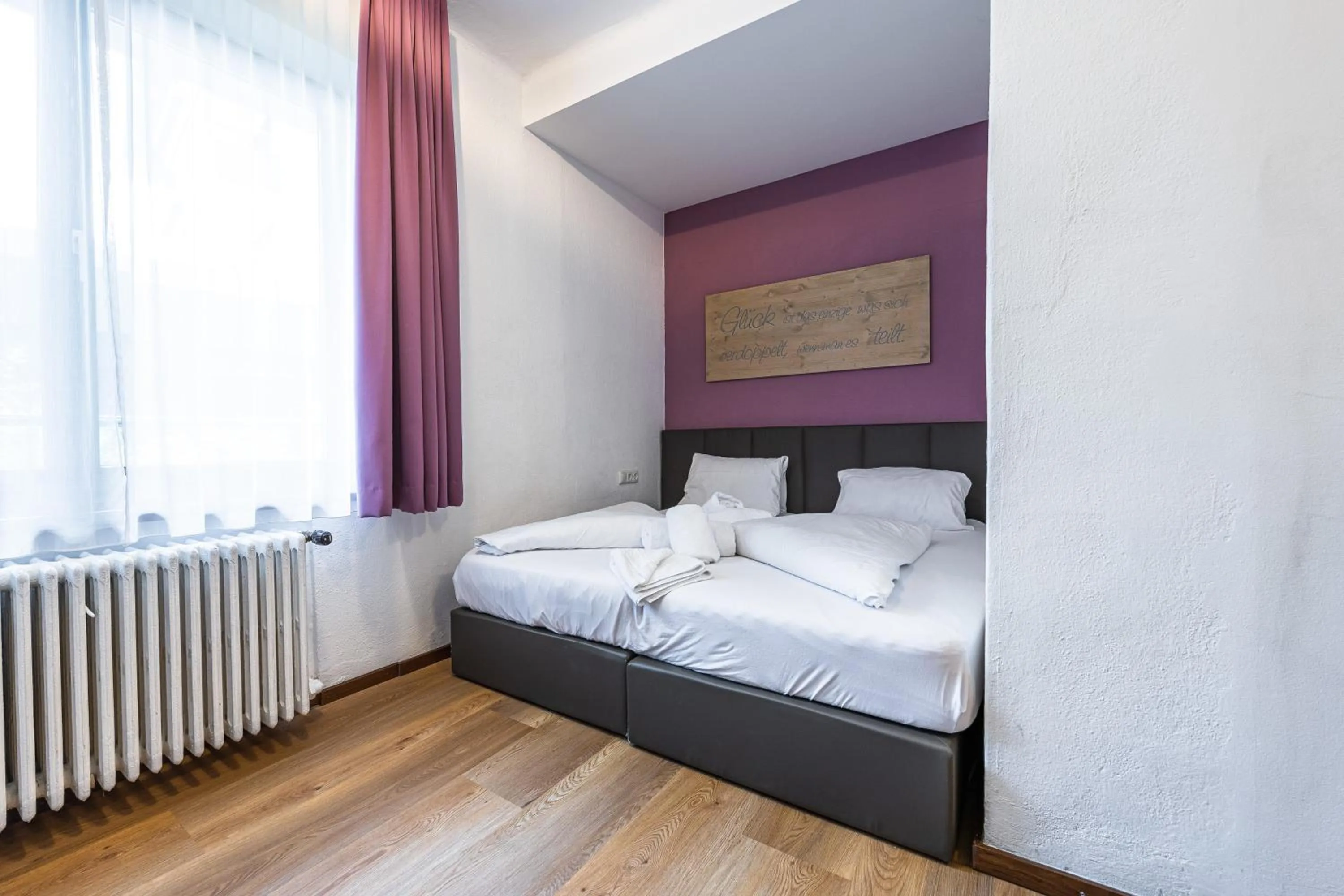 Bed in Lake and Cityhotel Edelweiss - self Check in