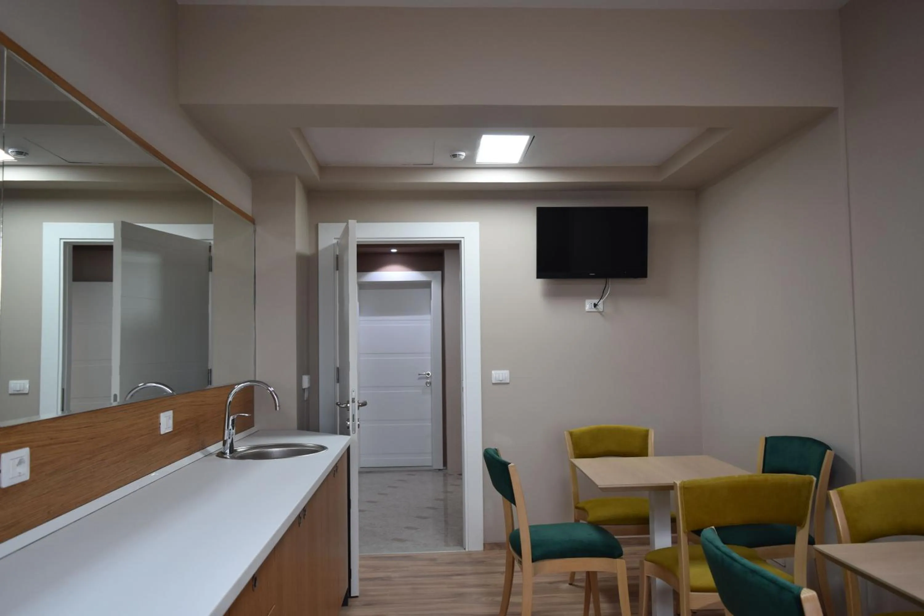 Communal lounge/ TV room in Hotel LISS 2