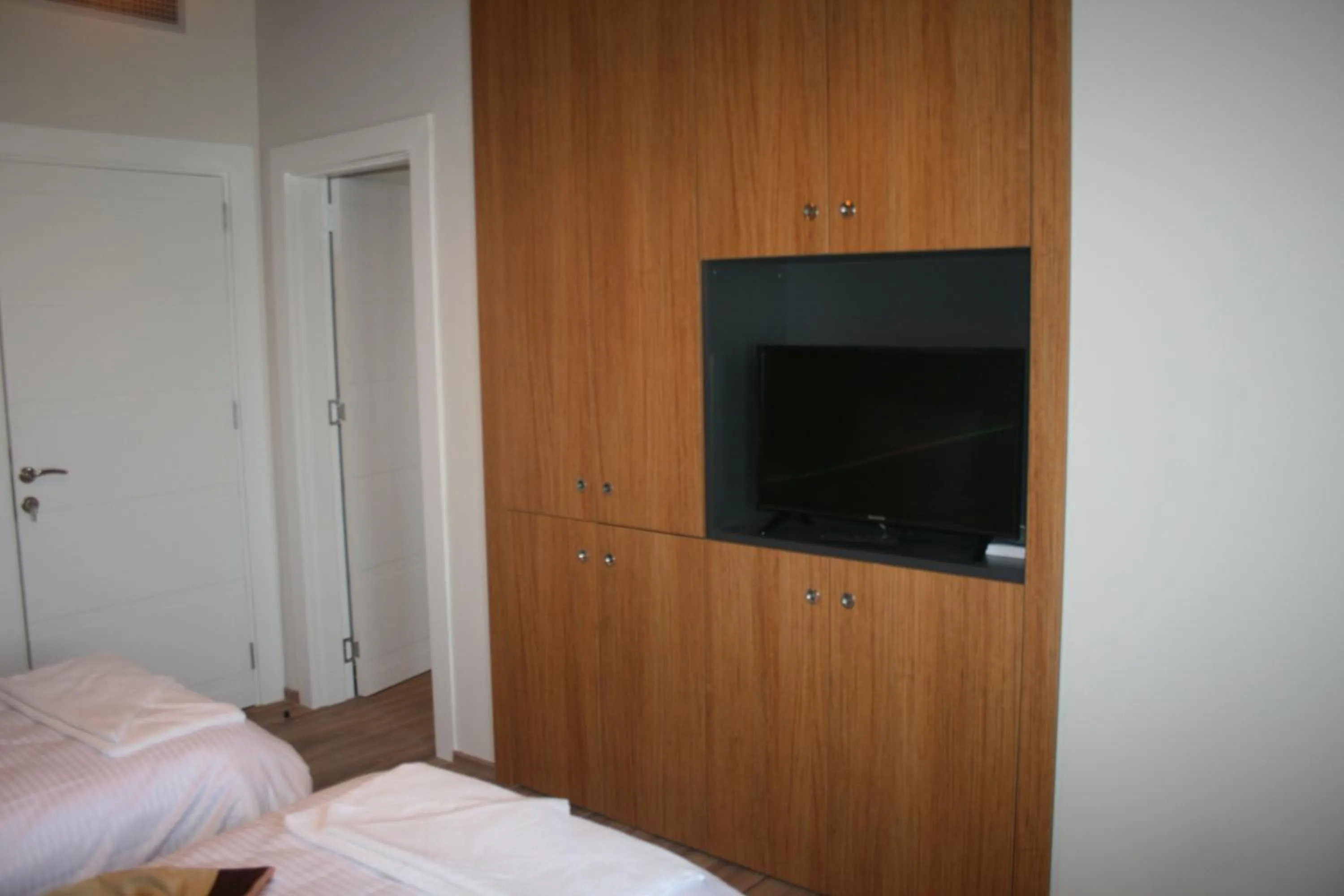 Communal lounge/ TV room in Hotel LISS 2