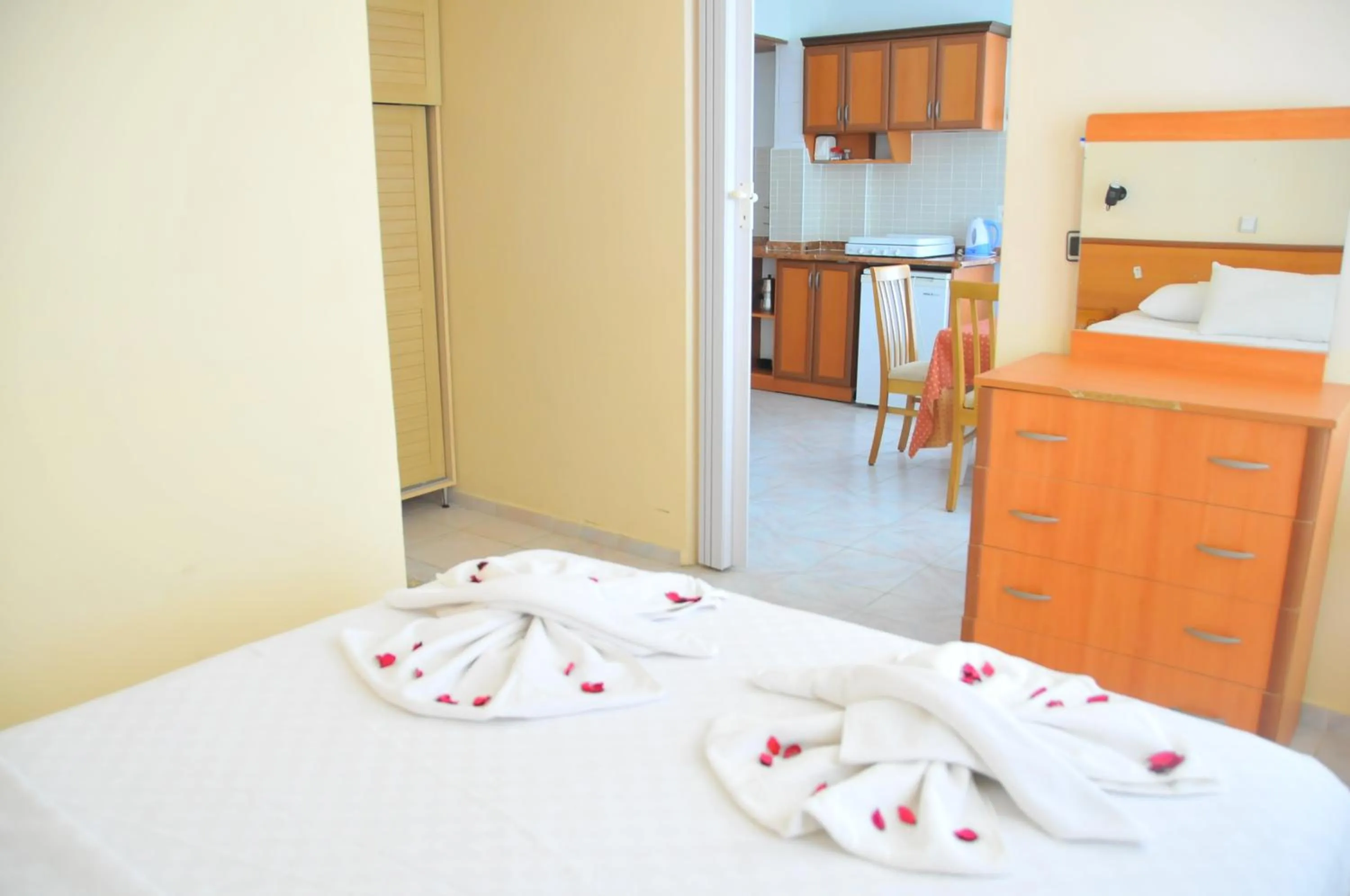 Photo of the whole room, Bed in California Apart Otel