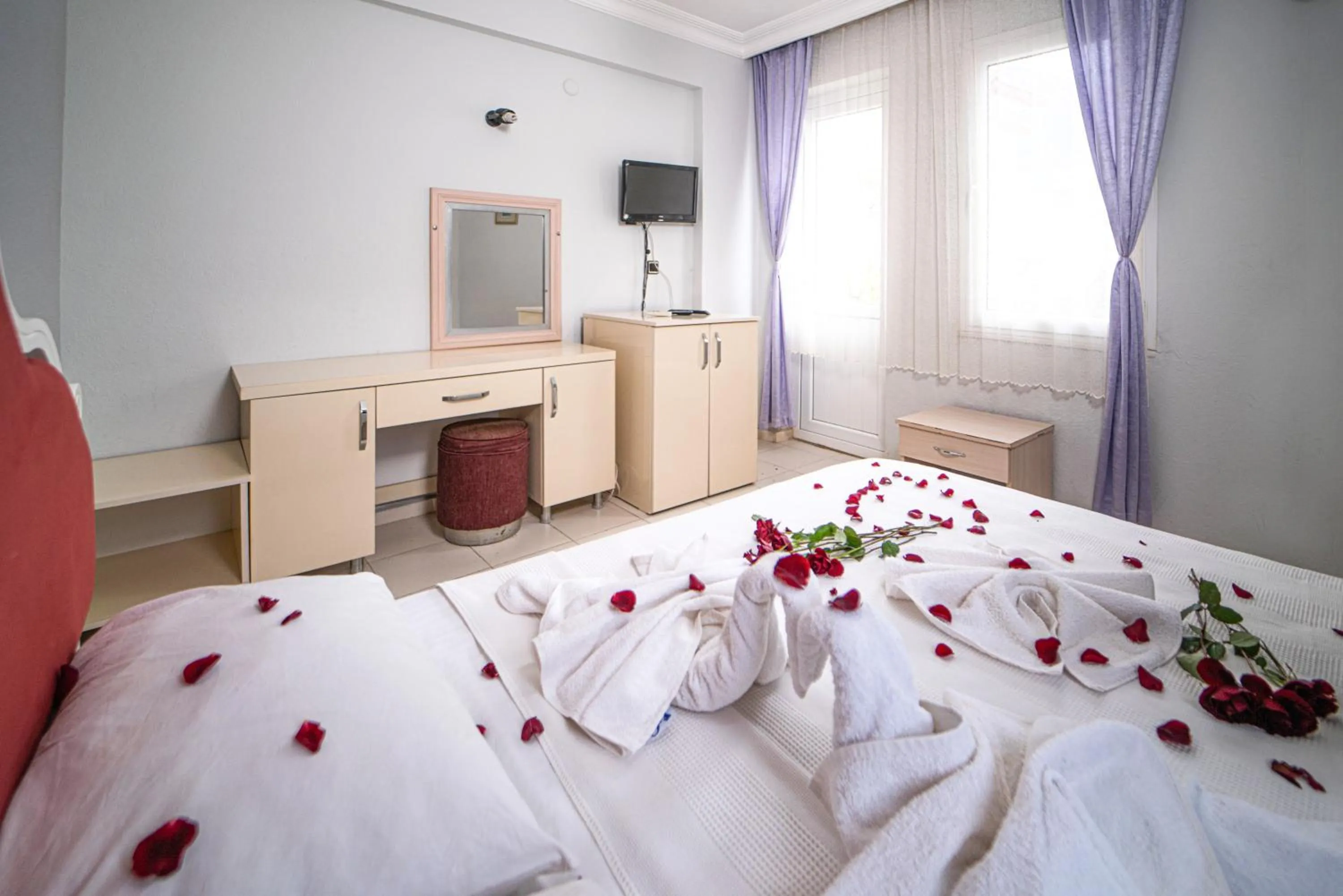 Communal lounge/ TV room, Bed in California Apart Otel