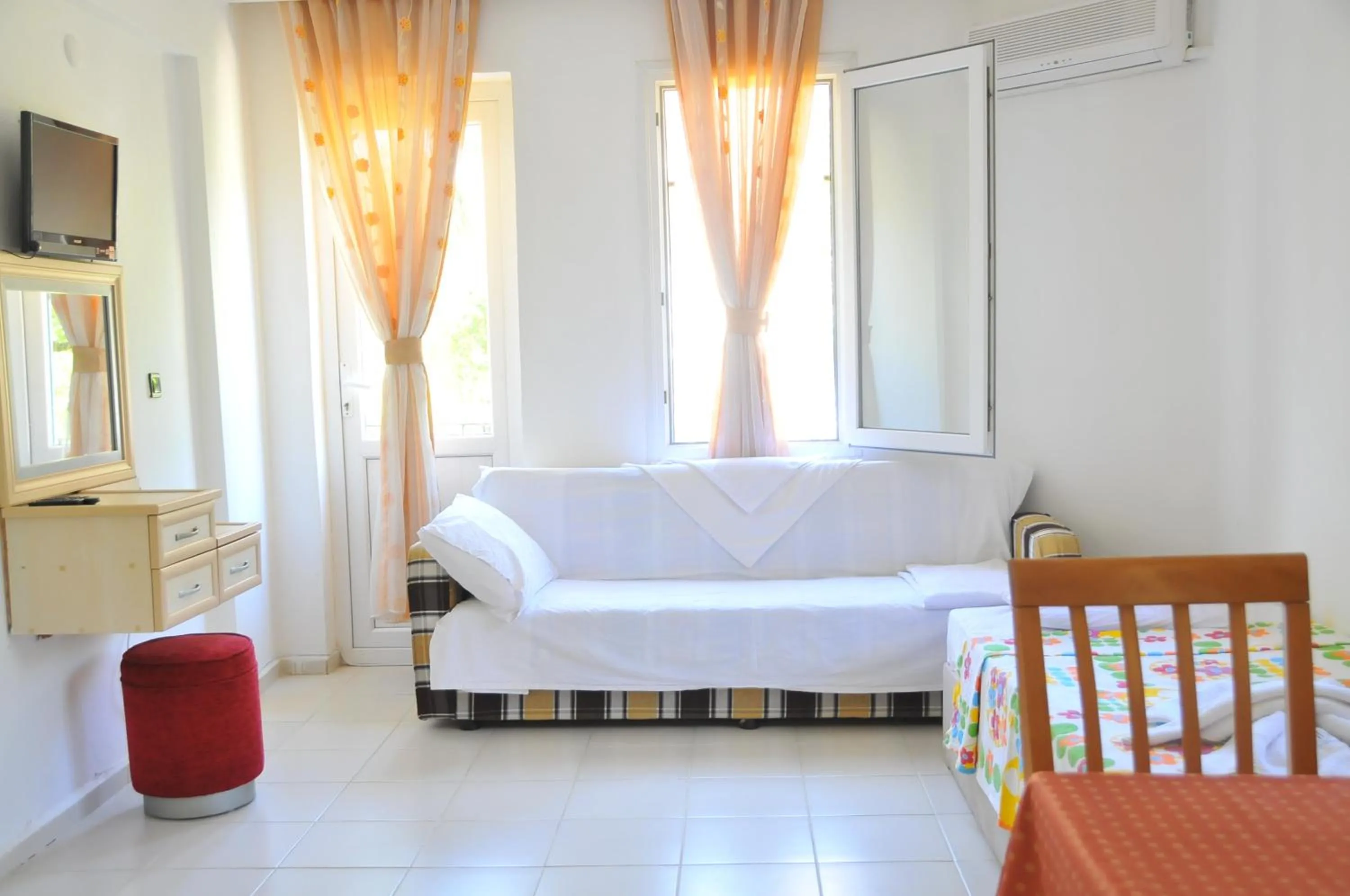 TV and multimedia, Bed in California Apart Otel