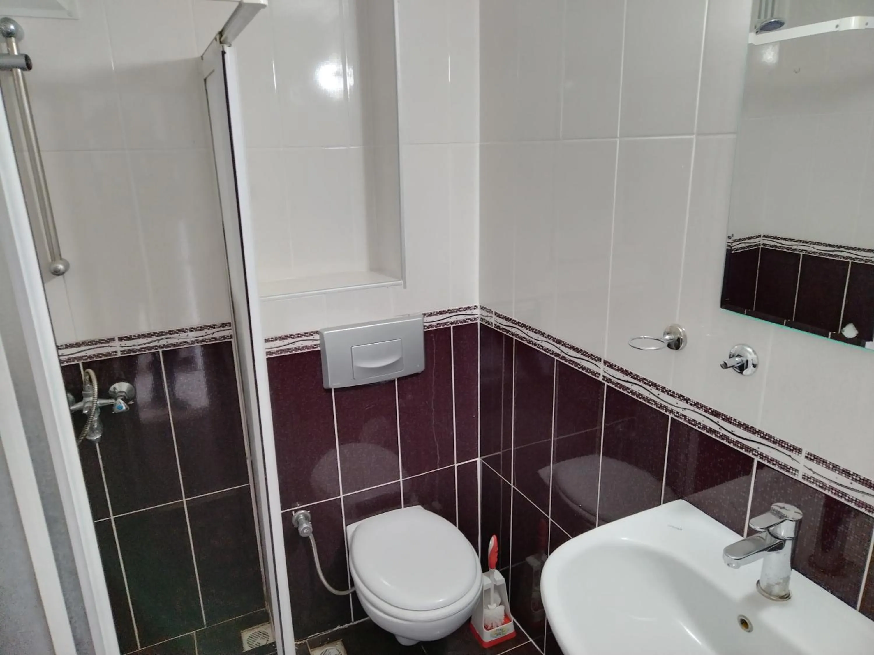 Shower in California Apart Otel