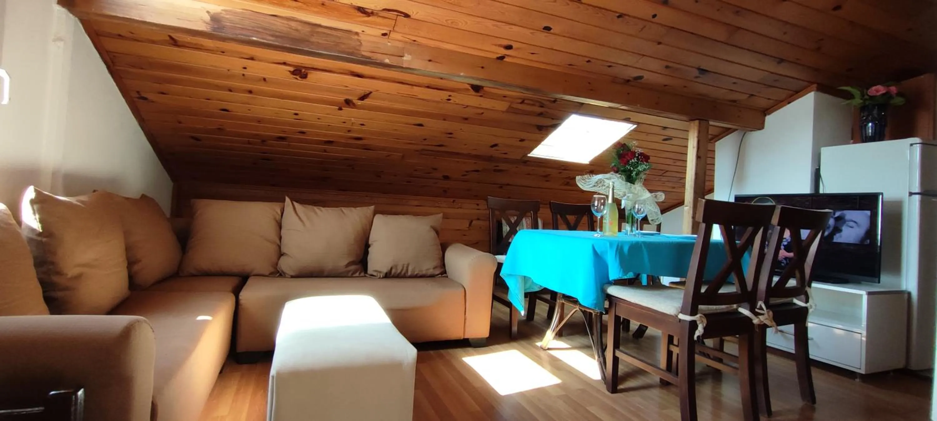 Communal lounge/ TV room in California Apart Otel