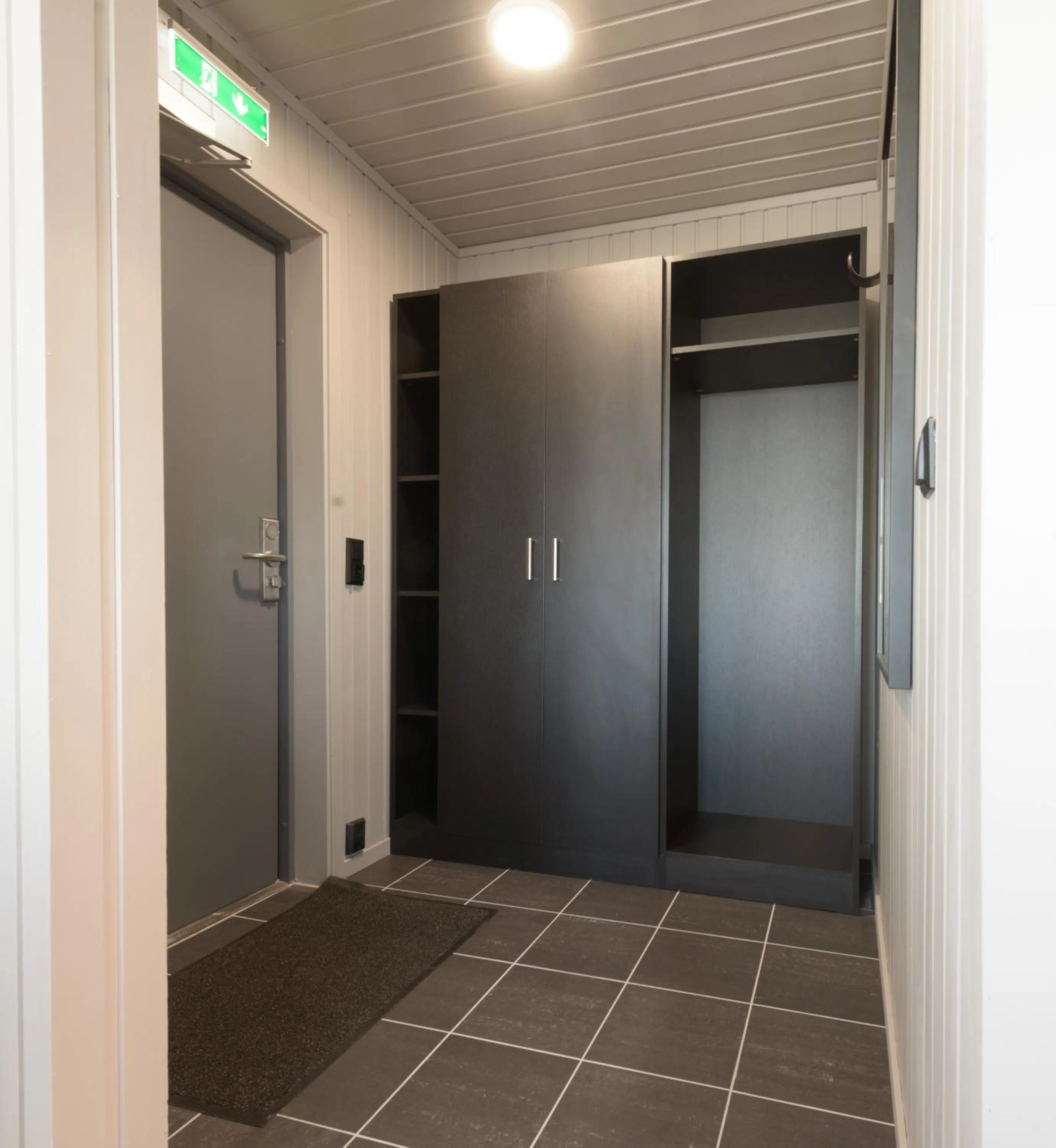 wardrobe in Grønnbuene Rorbu Hotel