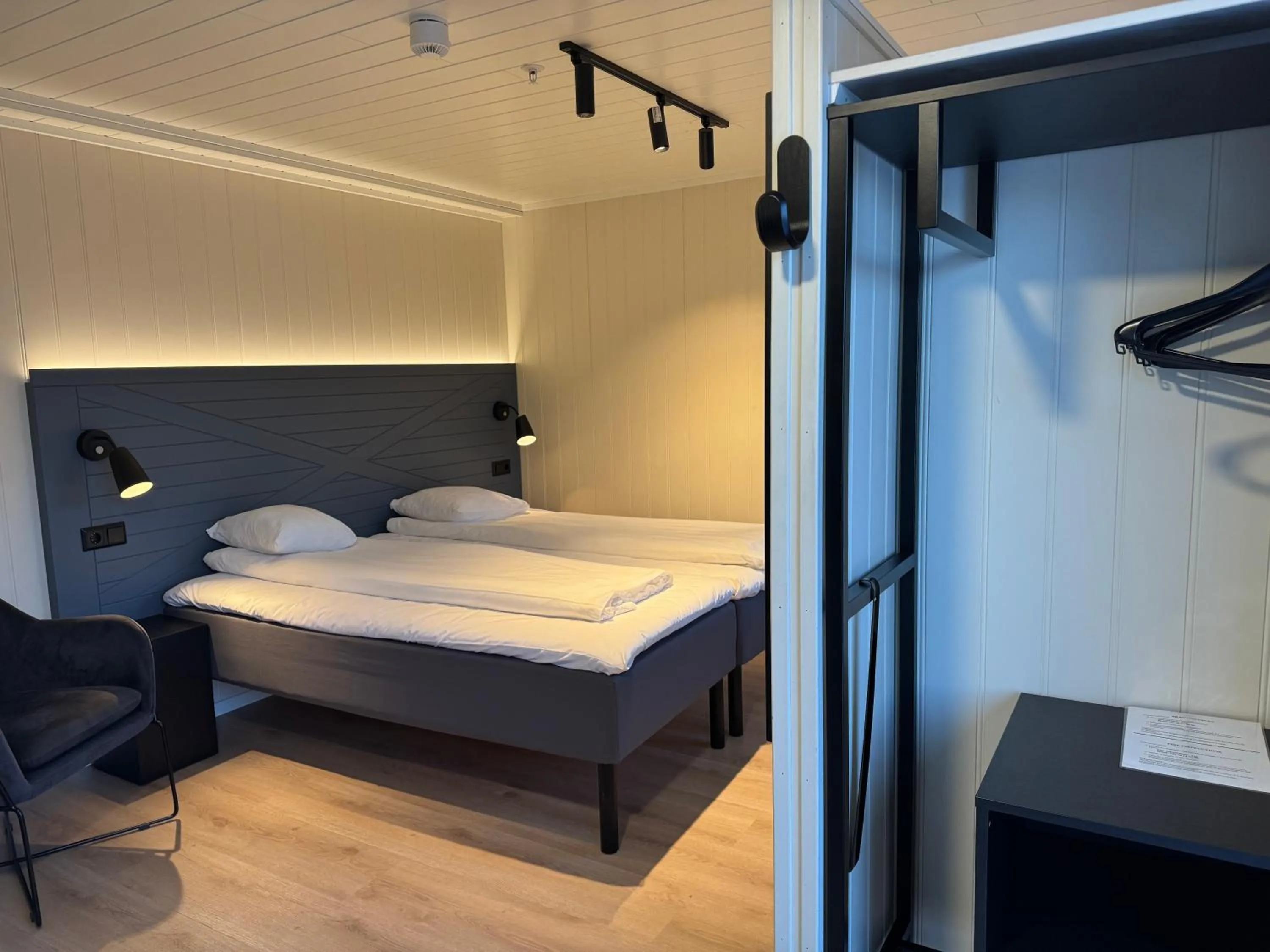 Photo of the whole room, Bed in Grønnbuene Rorbu Hotel