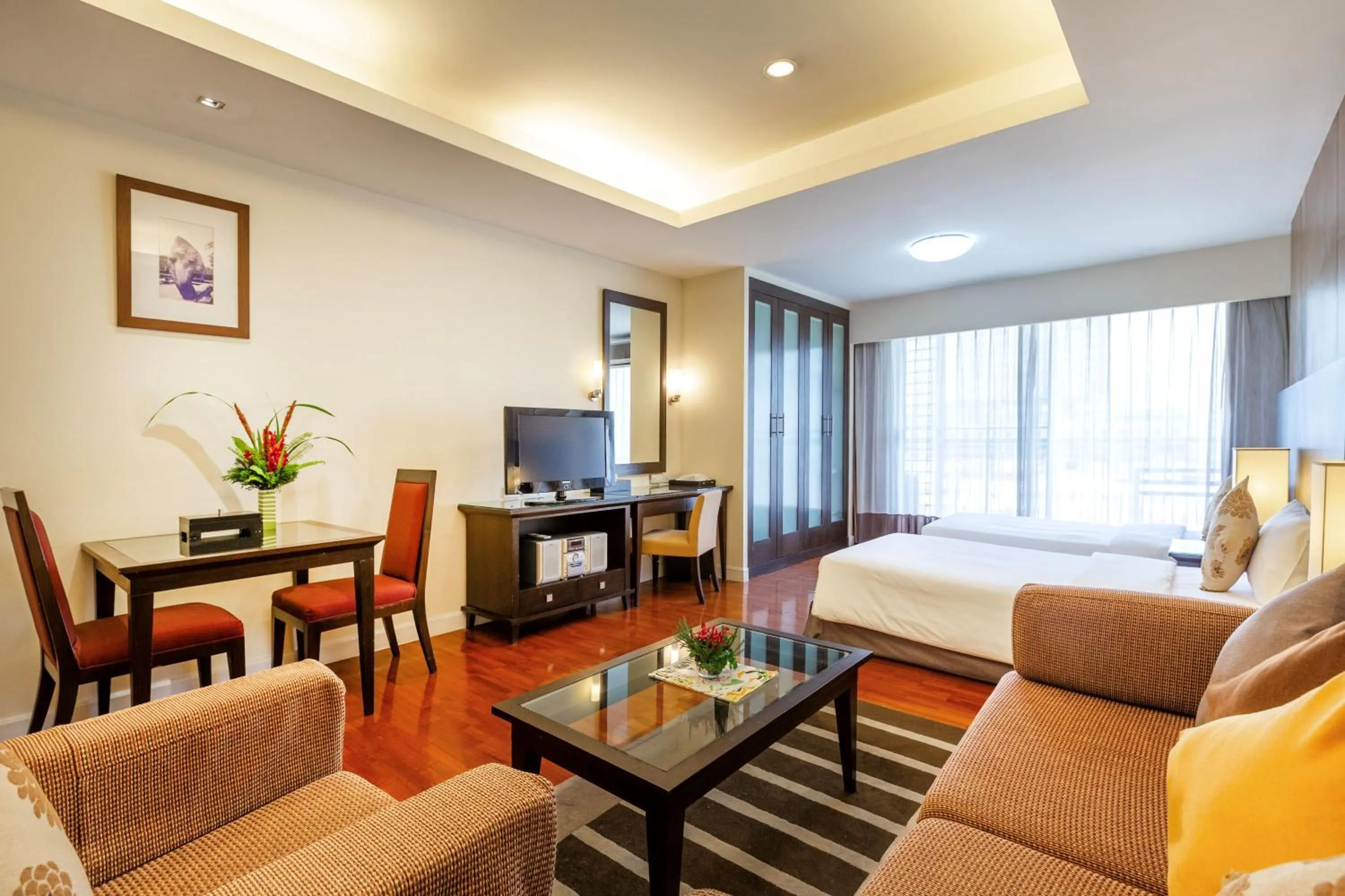 Communal lounge/ TV room, Bed in Kantary House Hotel, Bangkok