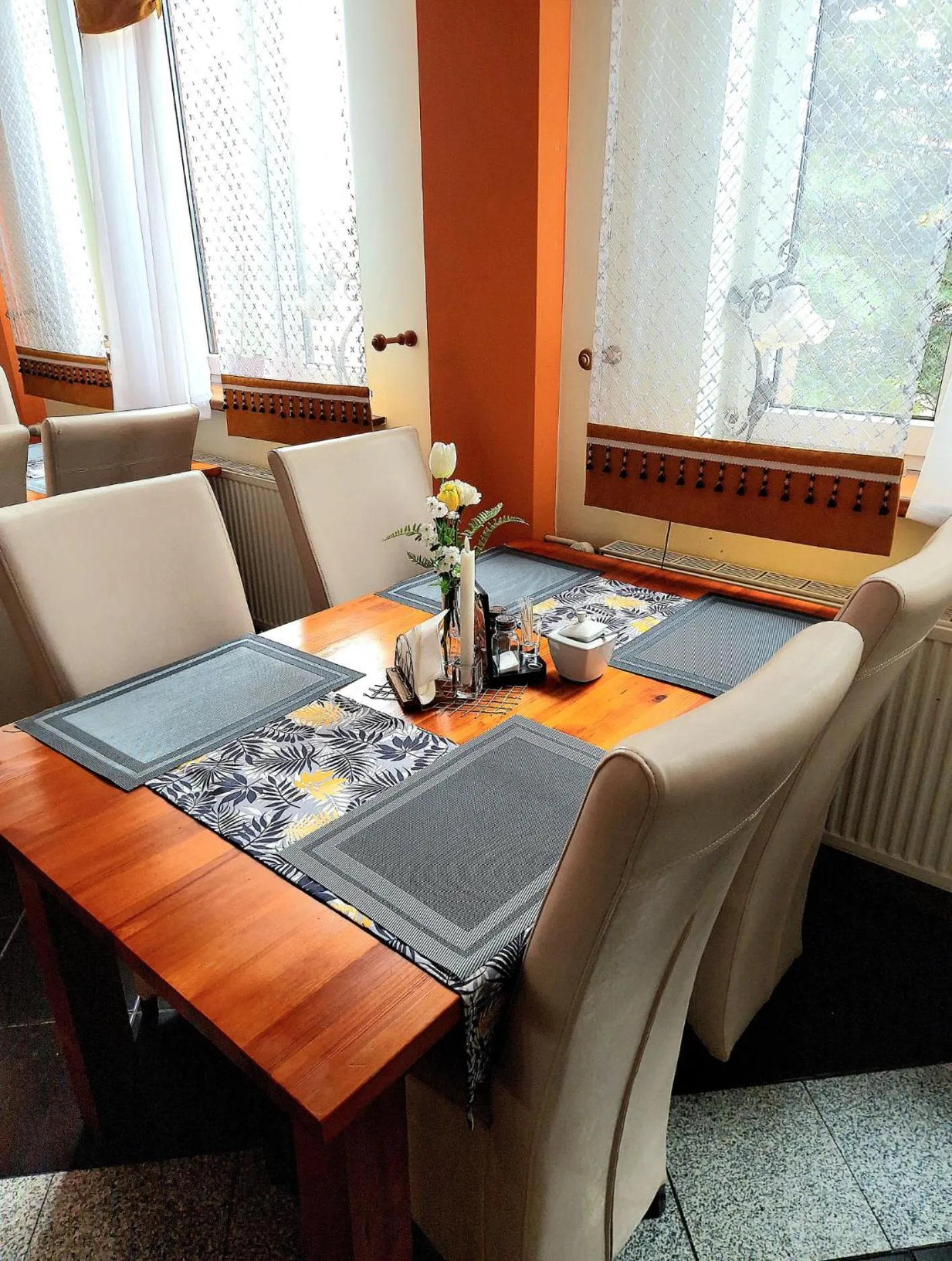 Restaurant/places to eat in Hotel Aslan