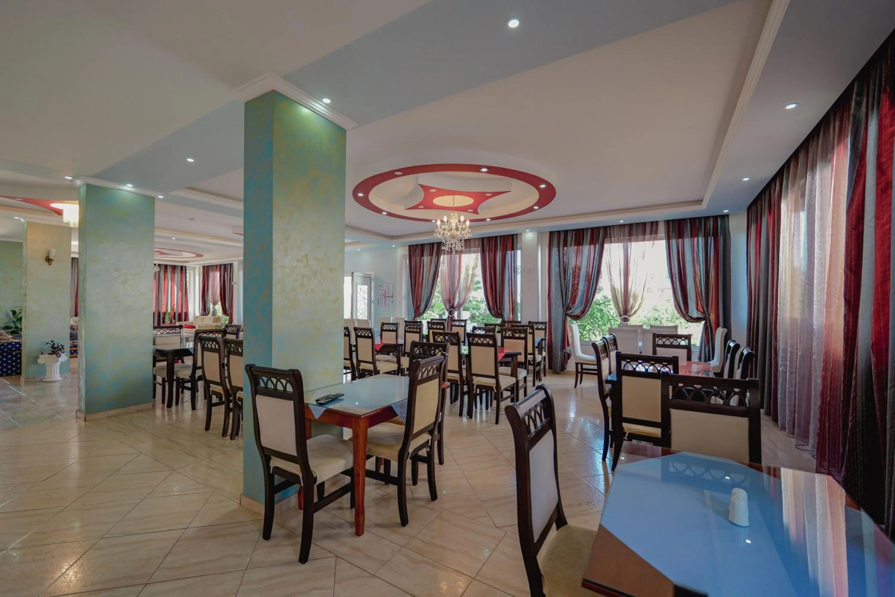 Restaurant/places to eat in Hotel Divo Palace