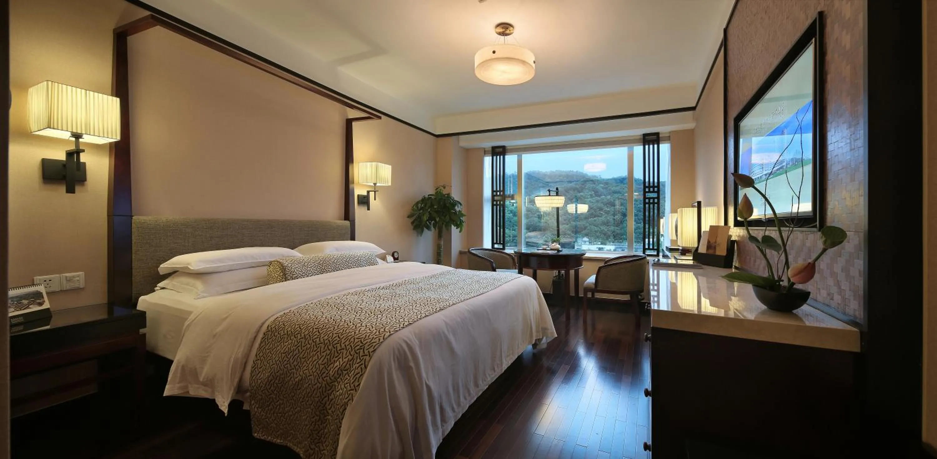 Photo of the whole room, Bed in Zhejiang Narada Grand Hotel