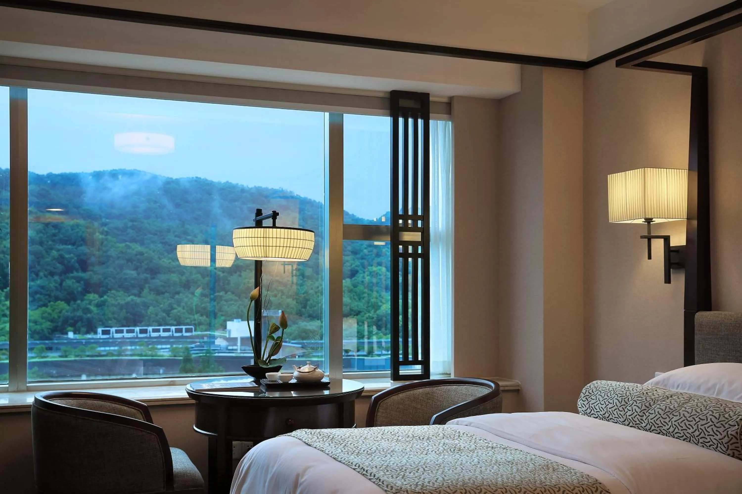 Mountain view, Bed in Zhejiang Narada Grand Hotel