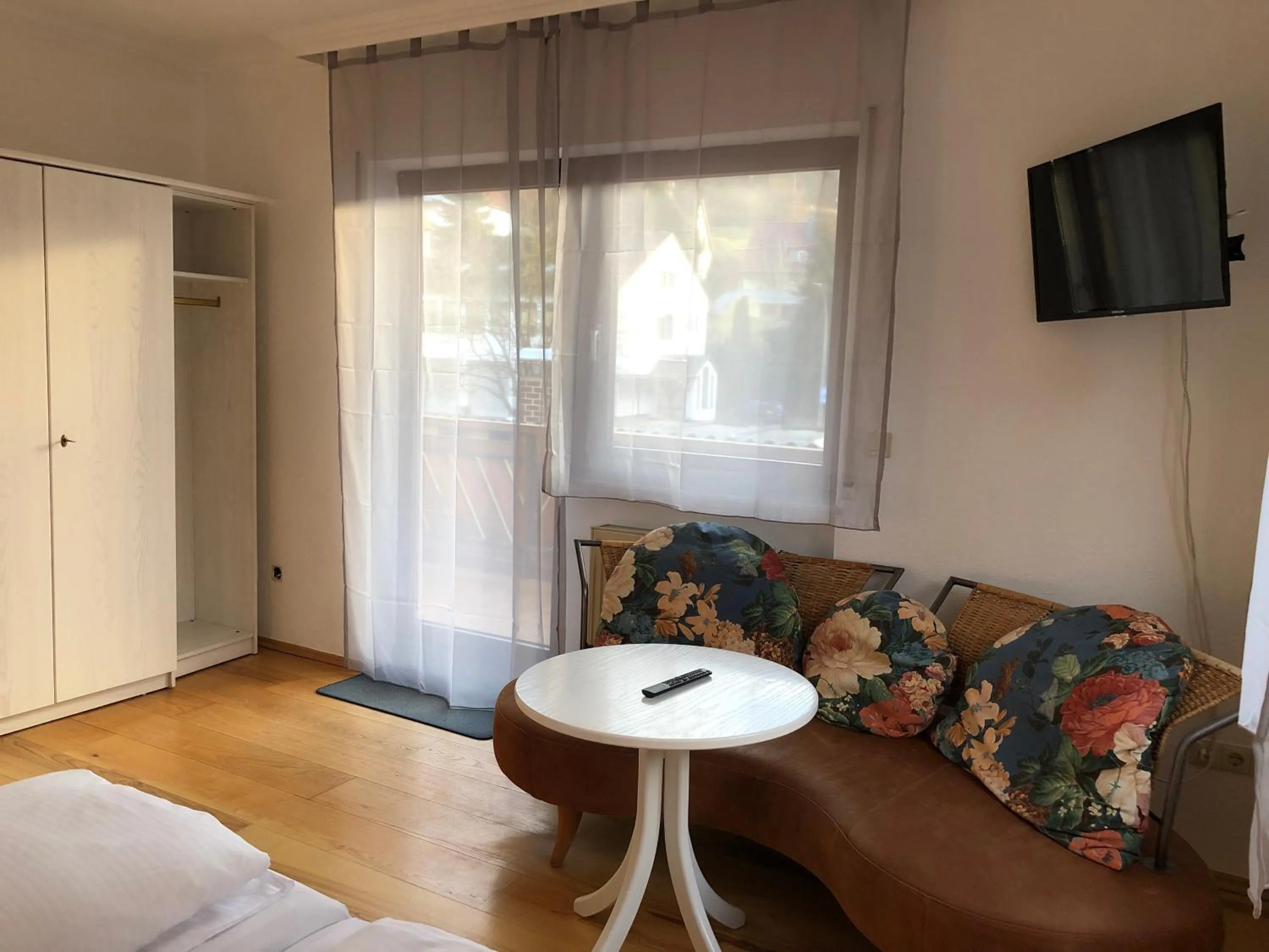 Seating area, Bed in Gasthof Zur Krone