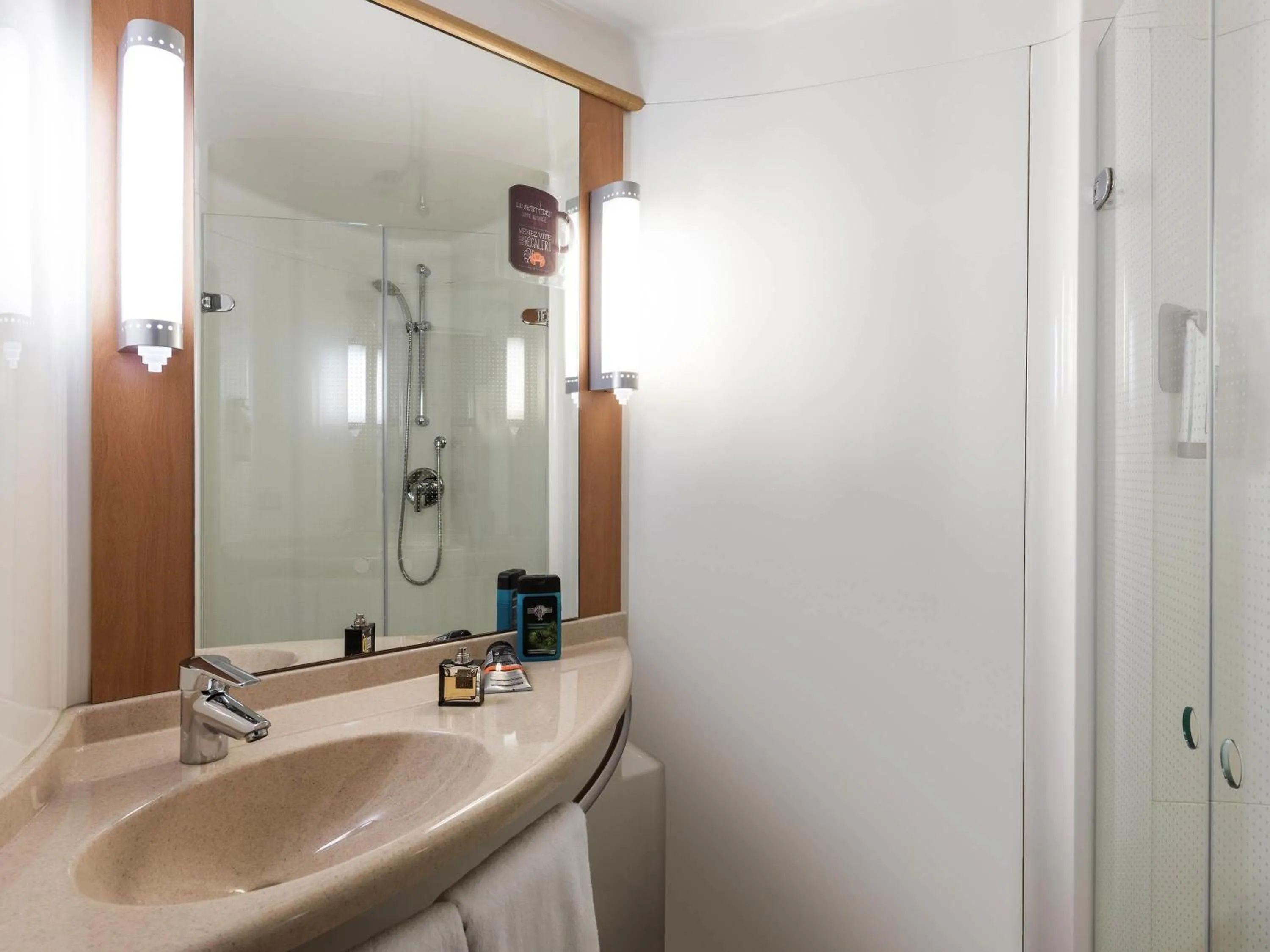 Bedroom in ibis Montbéliard