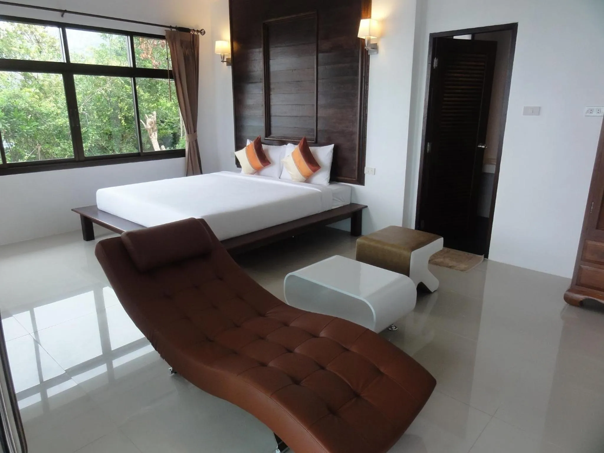 Photo of the whole room, Bed in High Life Bungalow