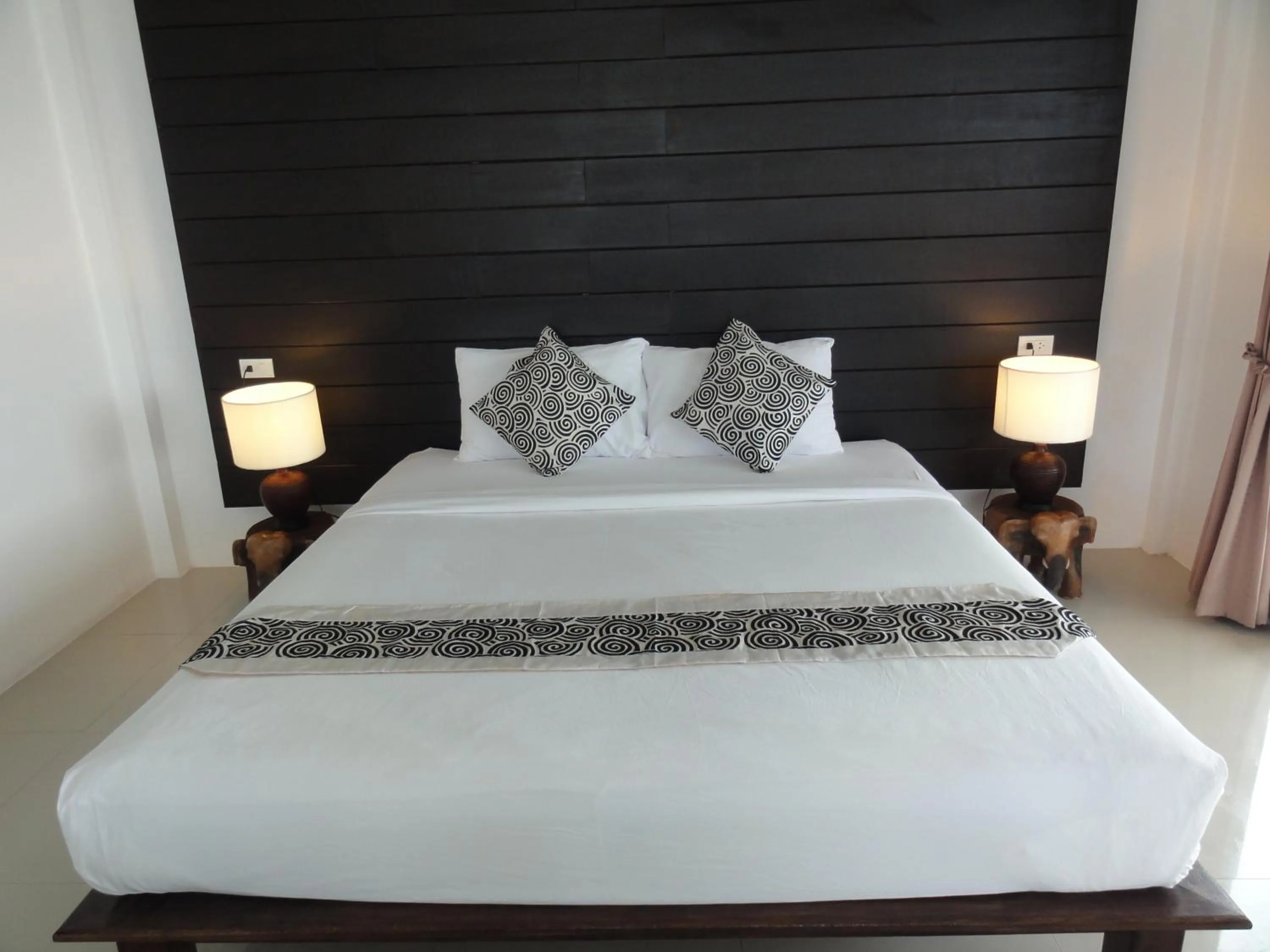 Photo of the whole room, Bed in High Life Bungalow