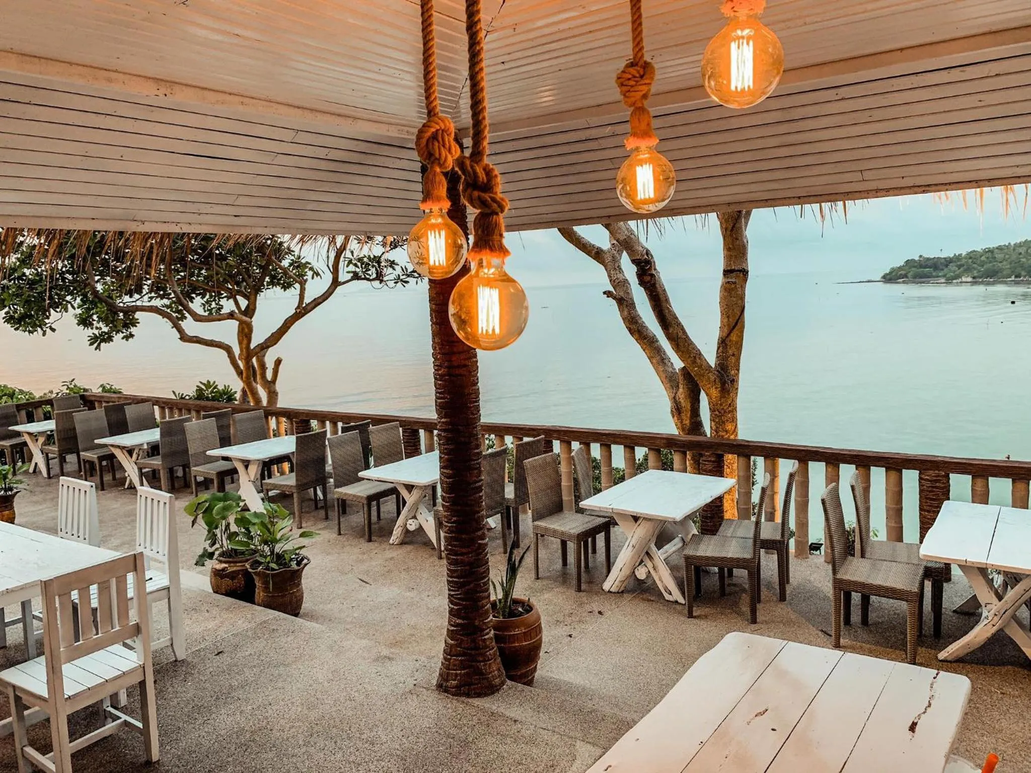 Restaurant/places to eat in High Life Bungalow