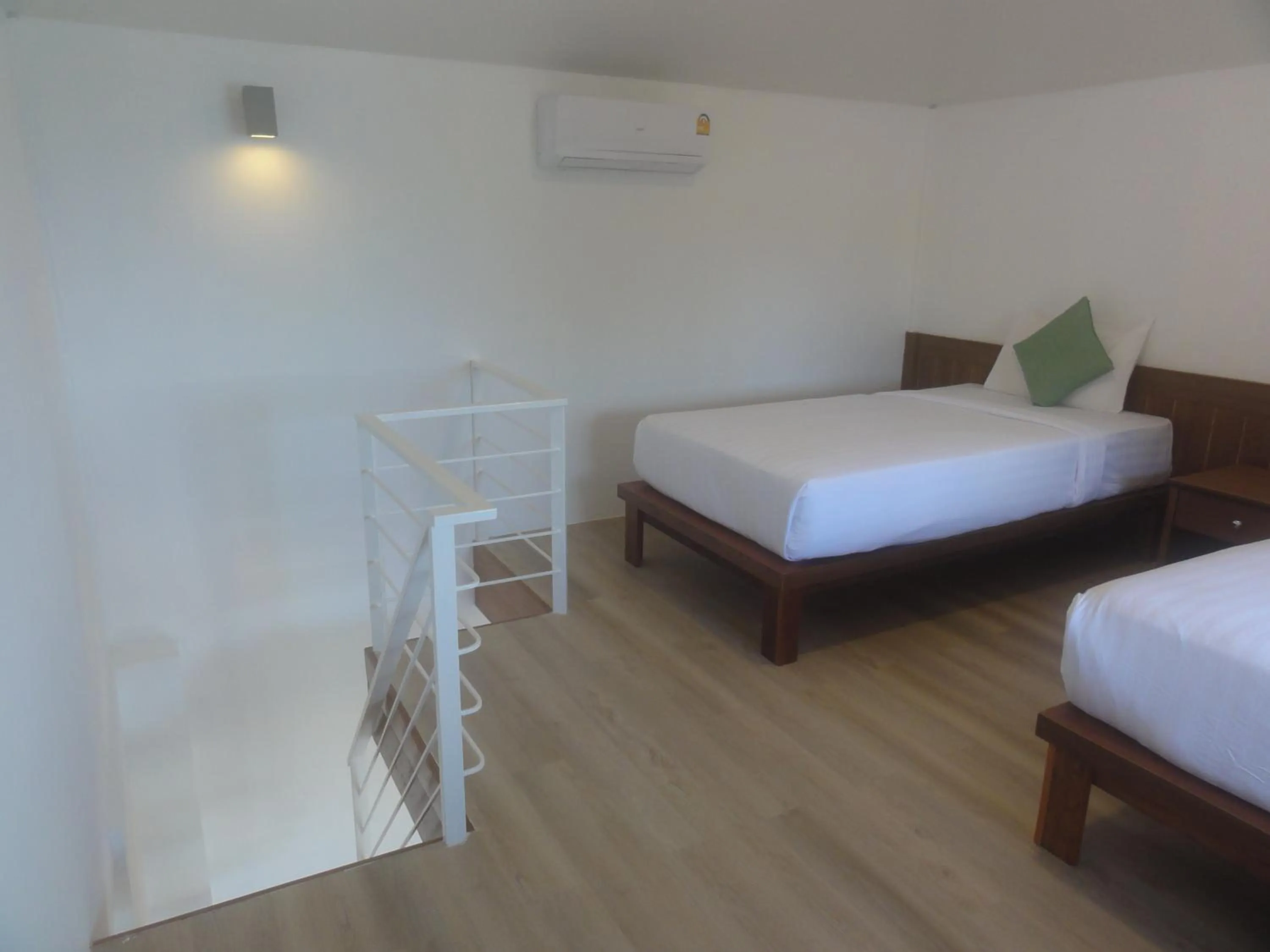 Photo of the whole room, Bed in High Life Bungalow