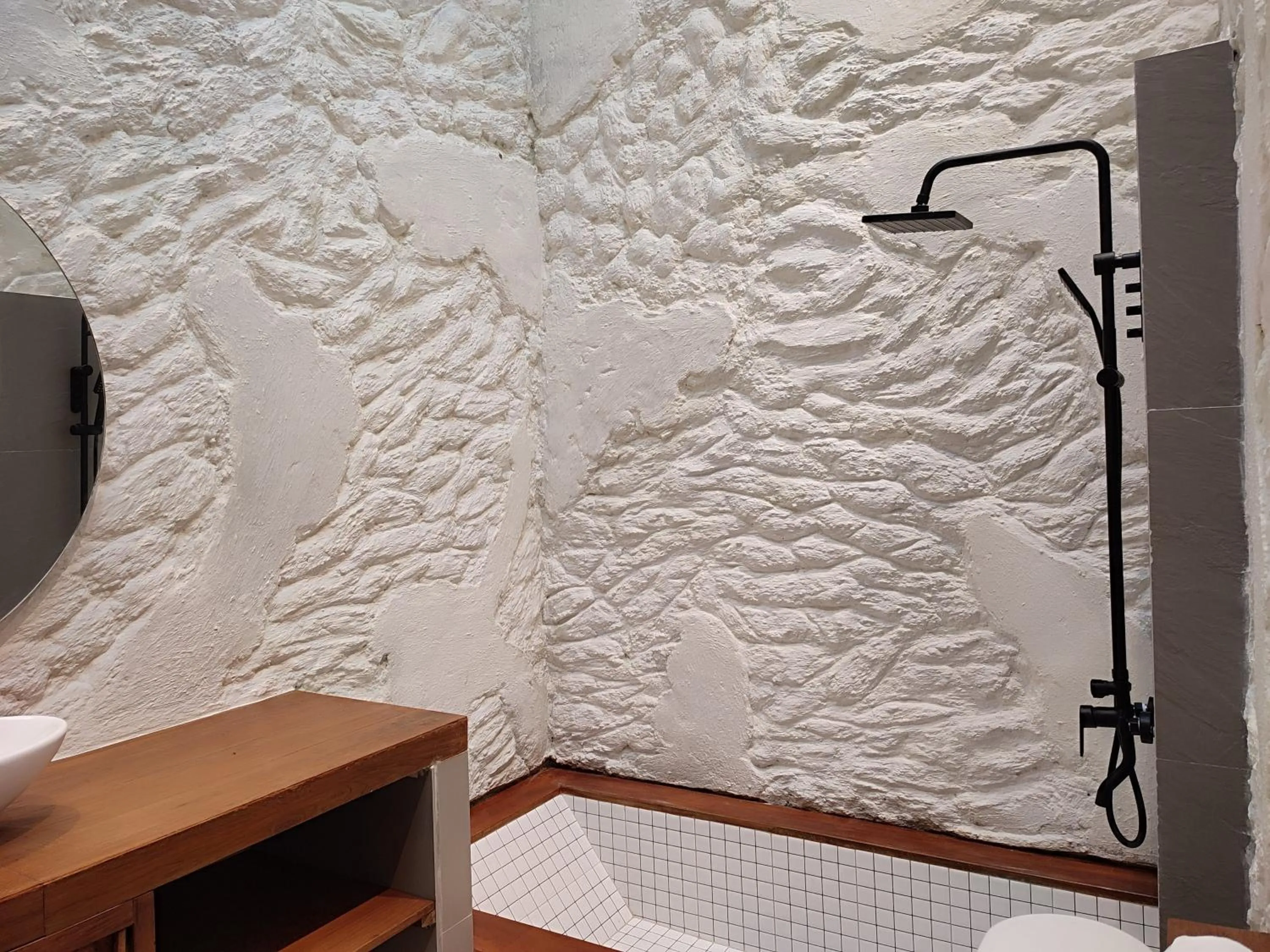 Shower in Imah Seniman