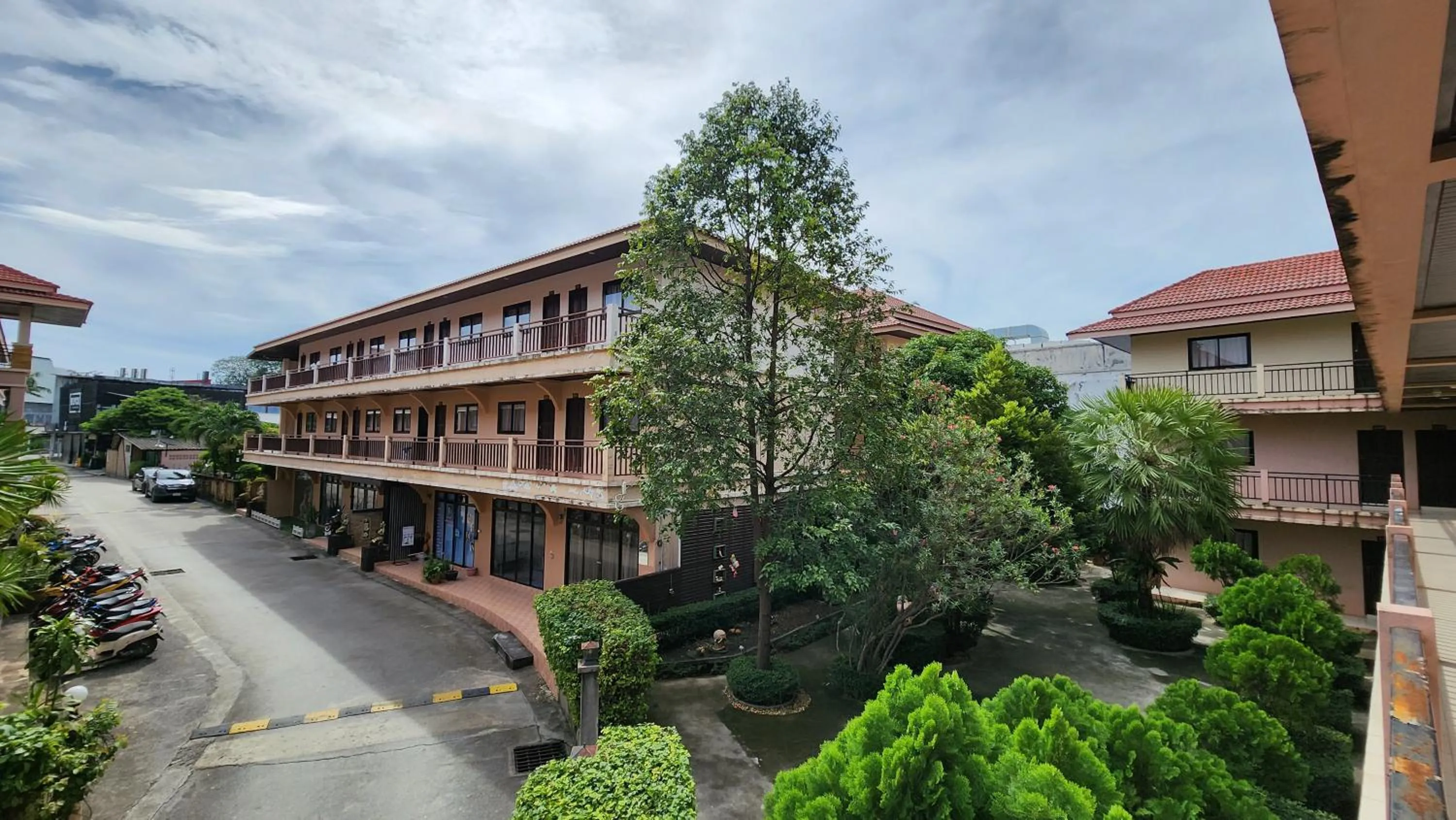 Property building in Panupong Hotel