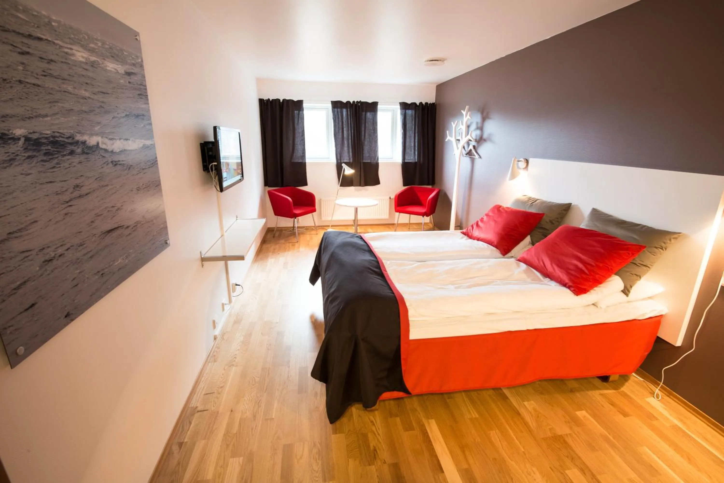 Photo of the whole room, Bed in Dolmsundet Hotell Hitra
