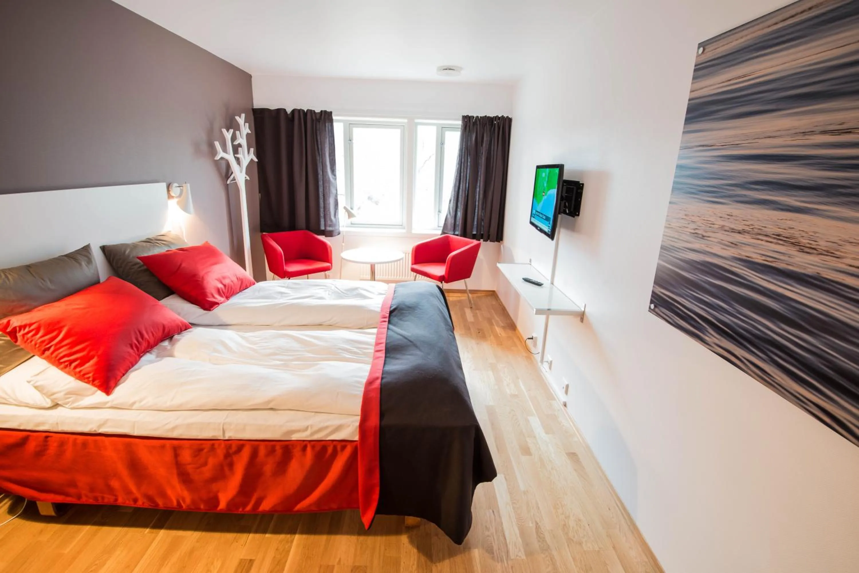 Photo of the whole room, Bed in Dolmsundet Hotell Hitra