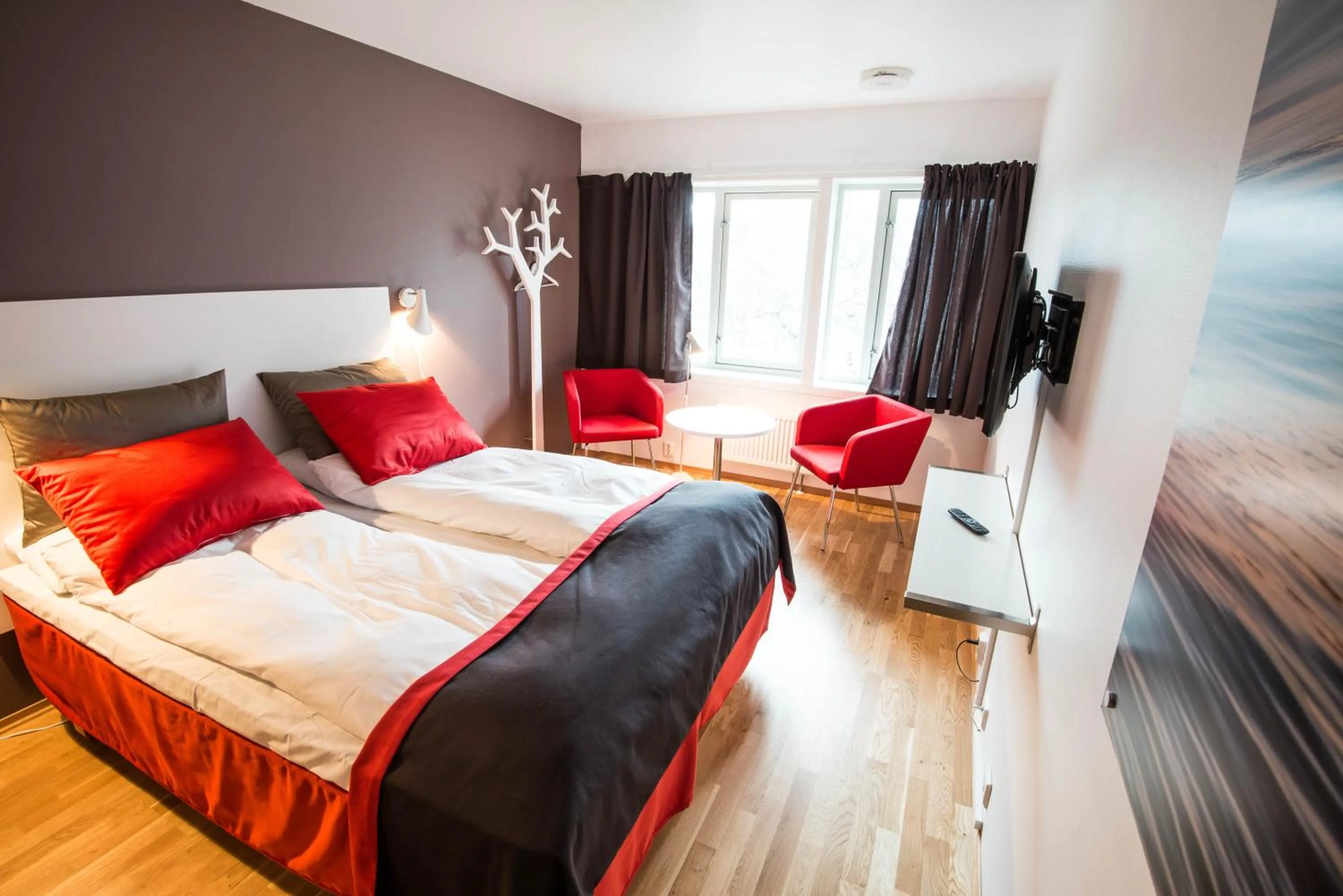 Photo of the whole room, Bed in Dolmsundet Hotell Hitra