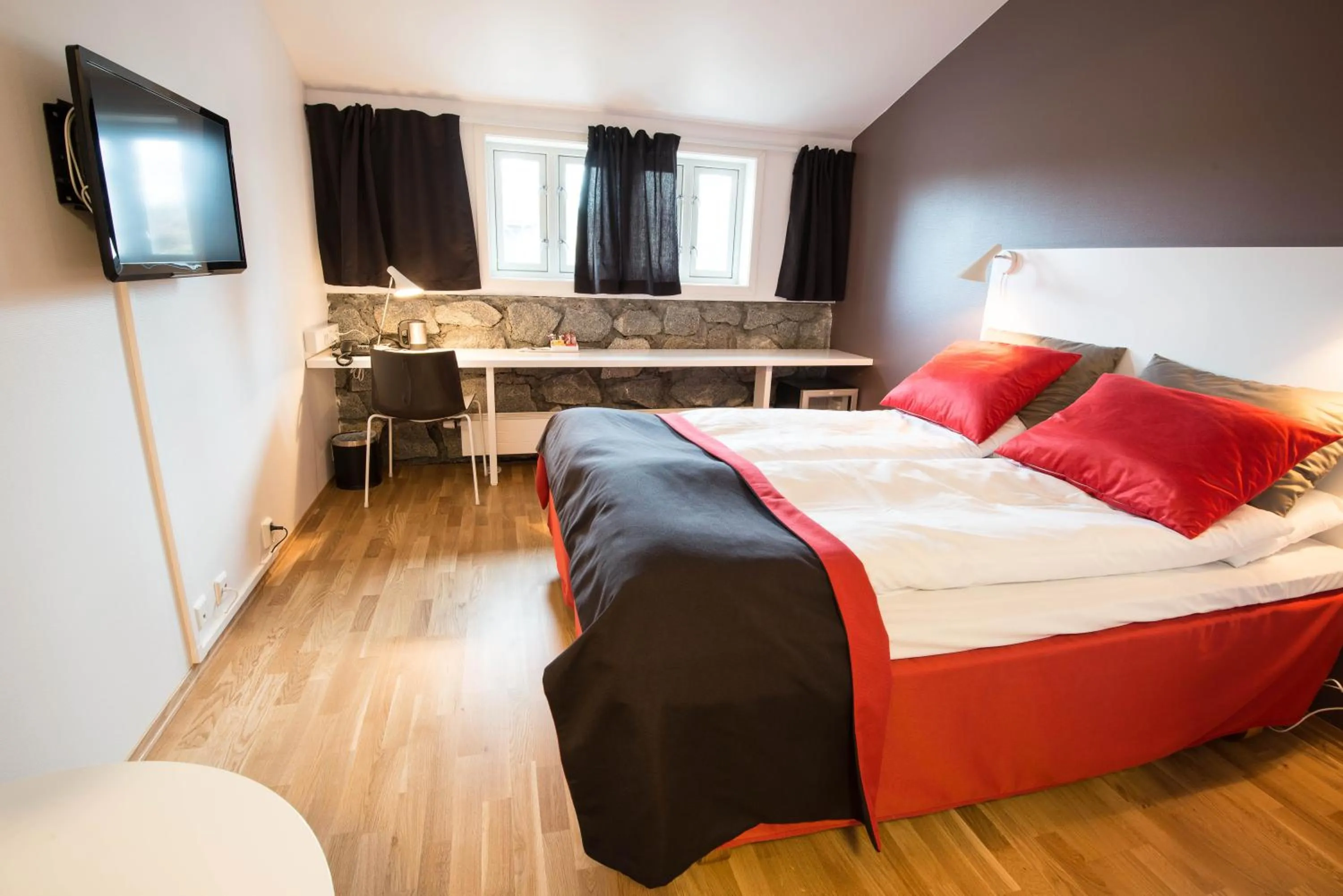 Photo of the whole room, Bed in Dolmsundet Hotell Hitra