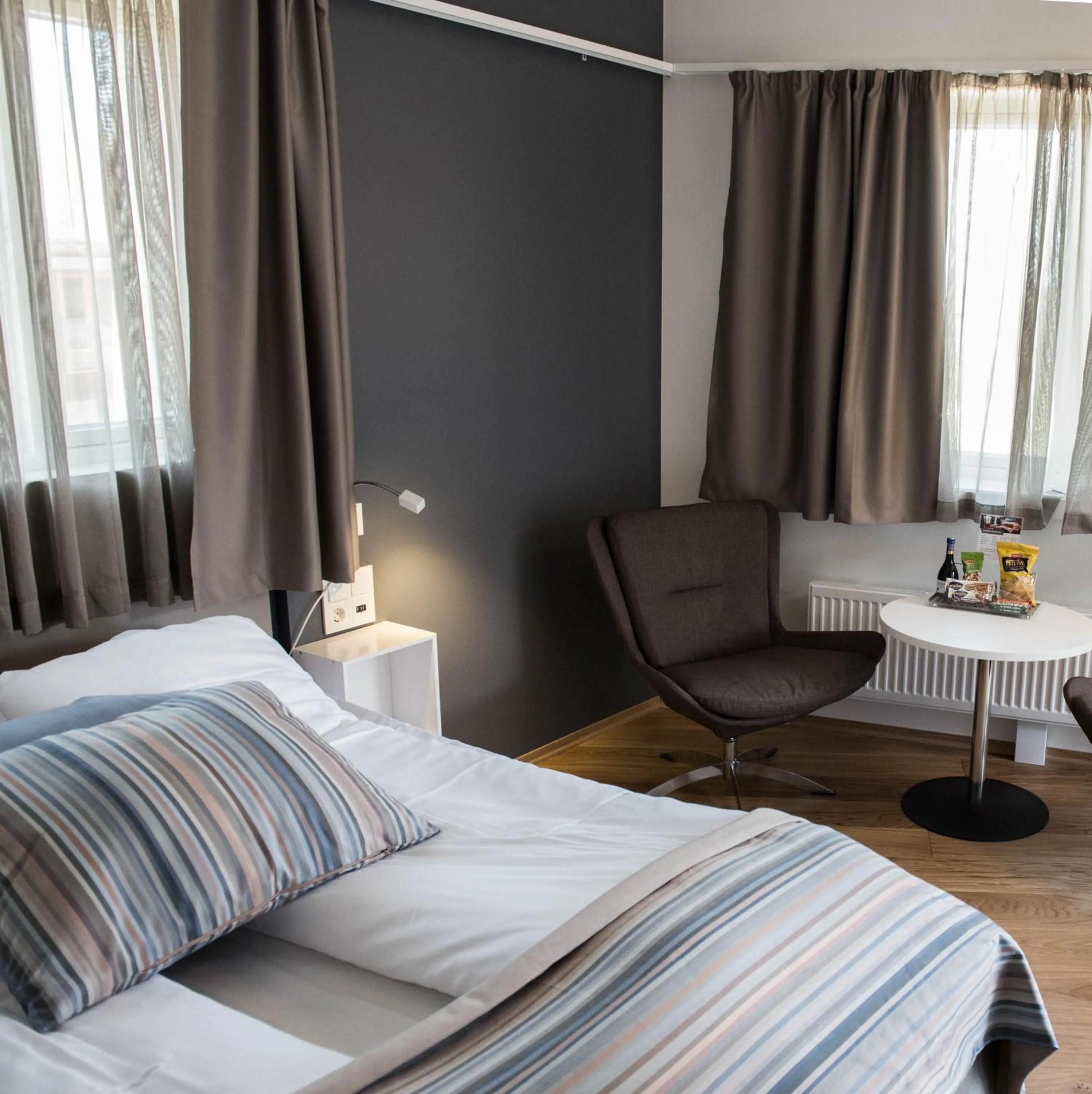 Seating area, Bed in Dolmsundet Hotell Hitra