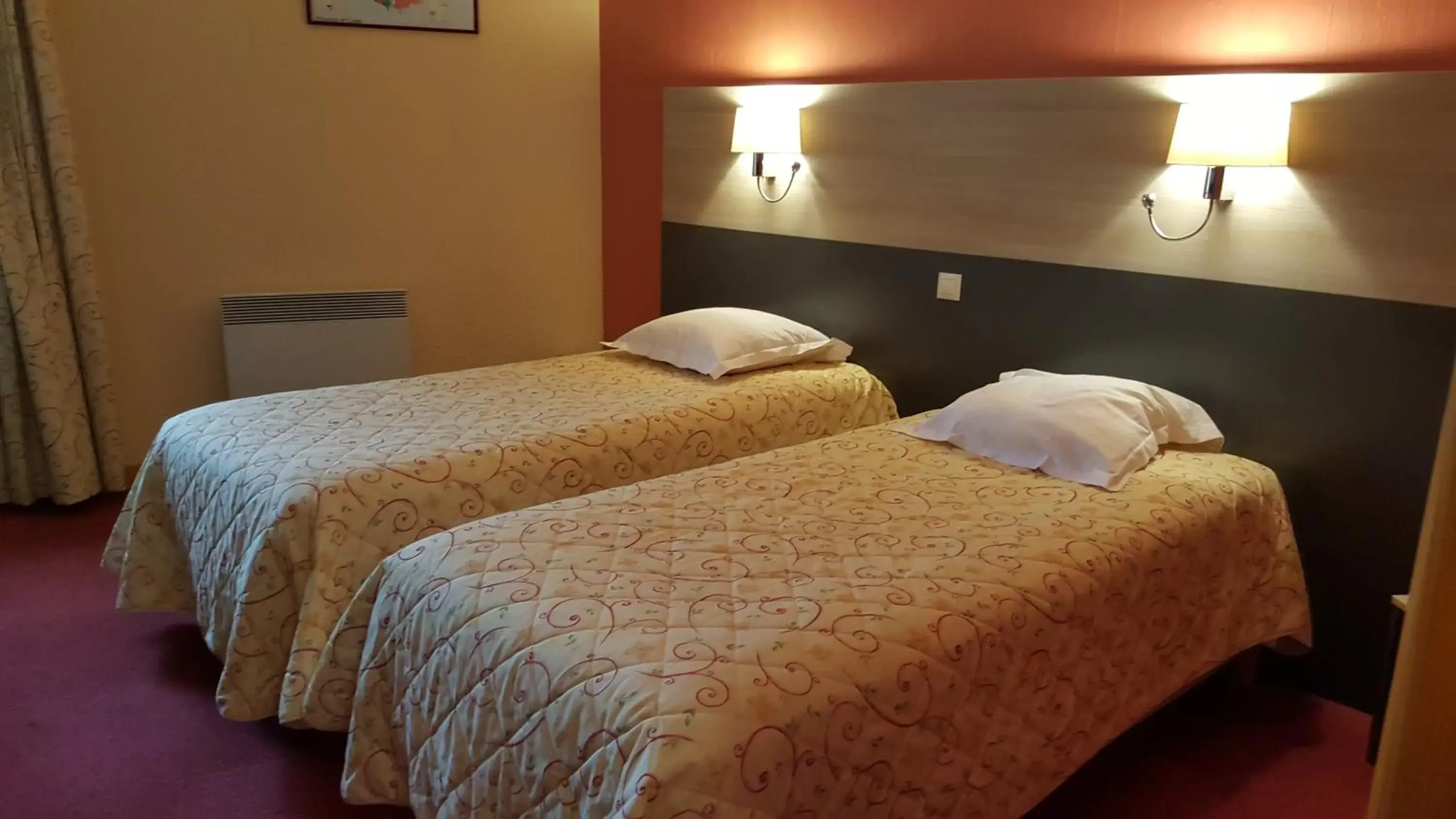 Quadruple Room in Hotel Restaurant La Martiniere Quadruple Room in Hotel Restaurant La Martiniere