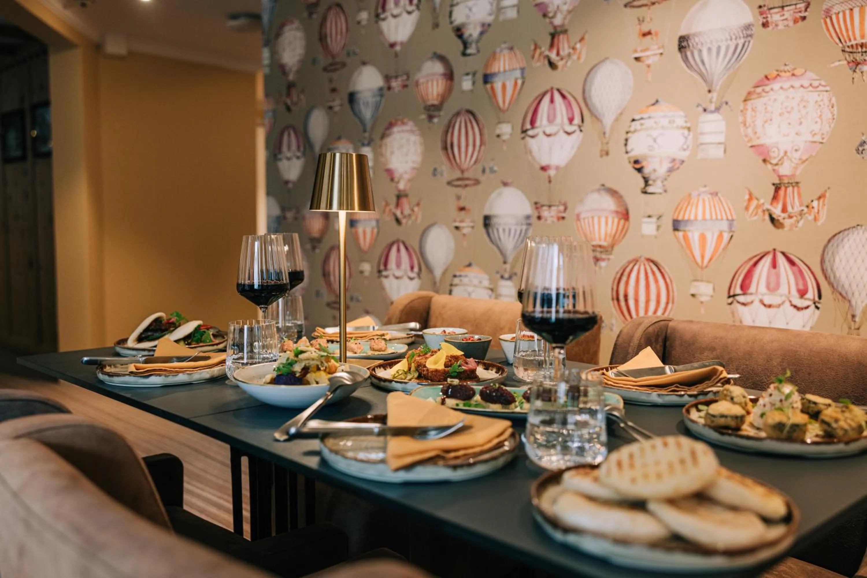 Restaurant/places to eat in Home Hotel Arosa