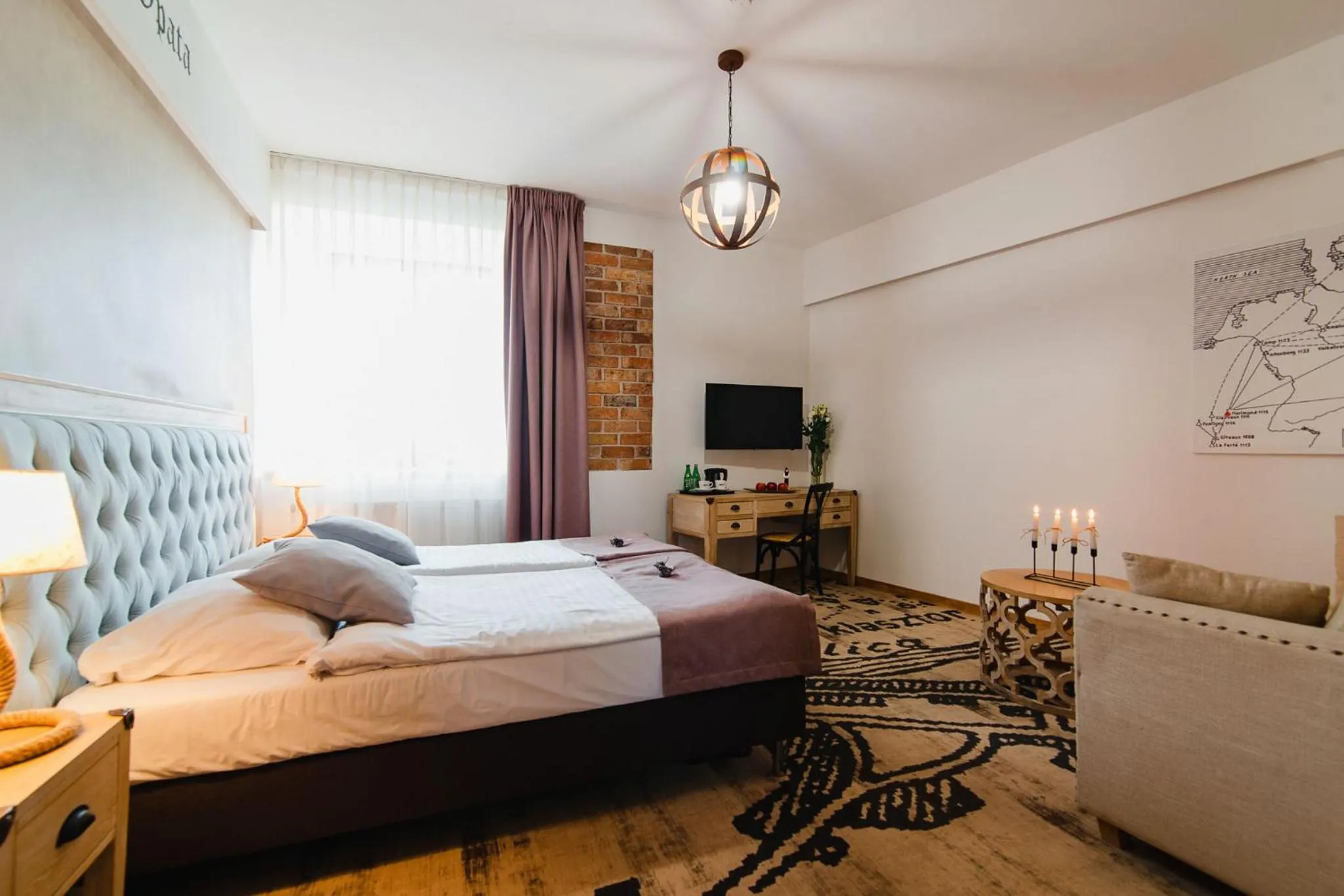 Living room, Bed in Hotel Podklasztorze