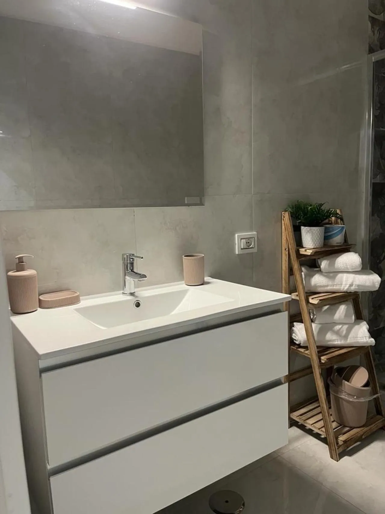 Bathroom in Royal Flower