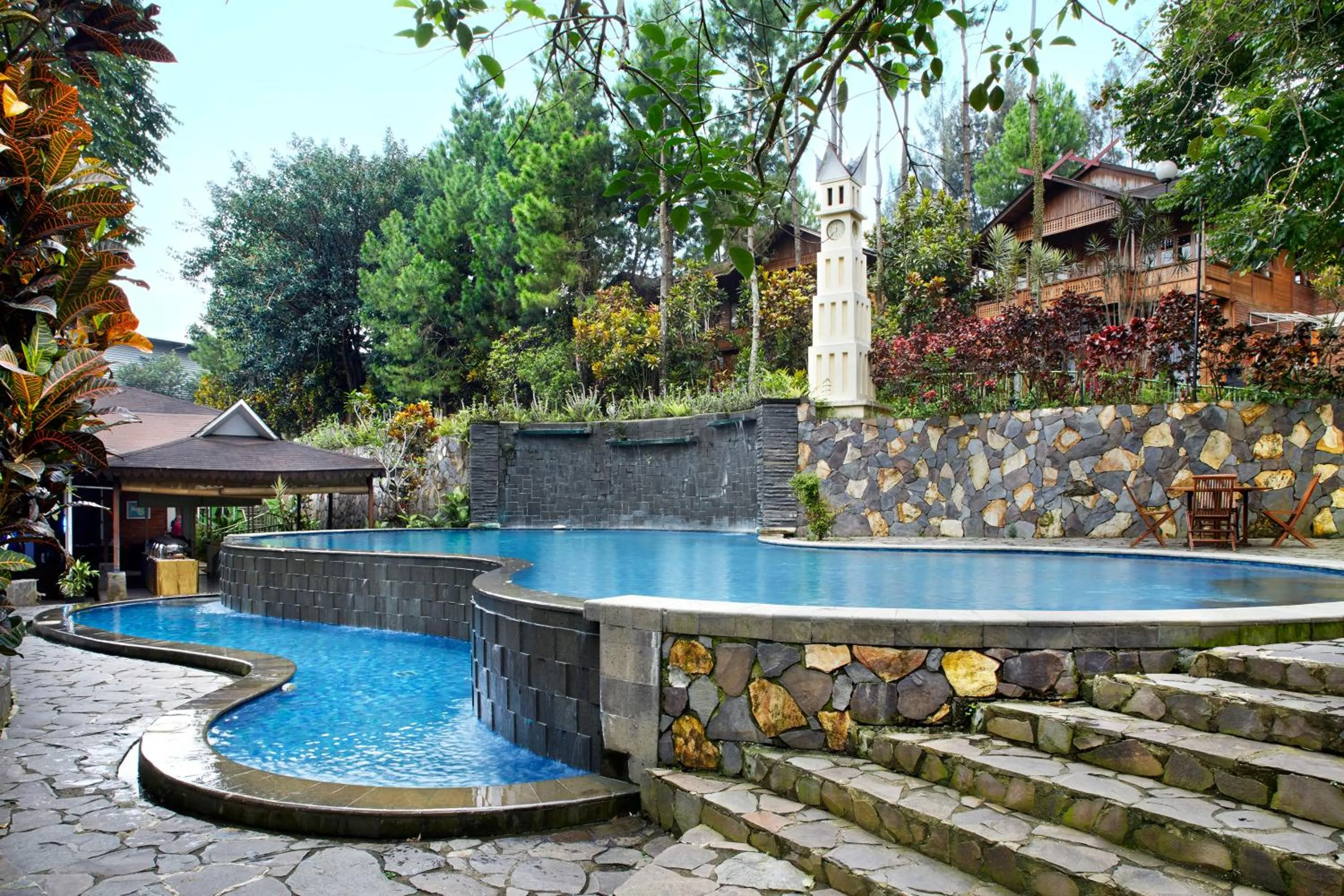 Swimming pool in Jambuluwuk Convention Hall & Resort Puncak