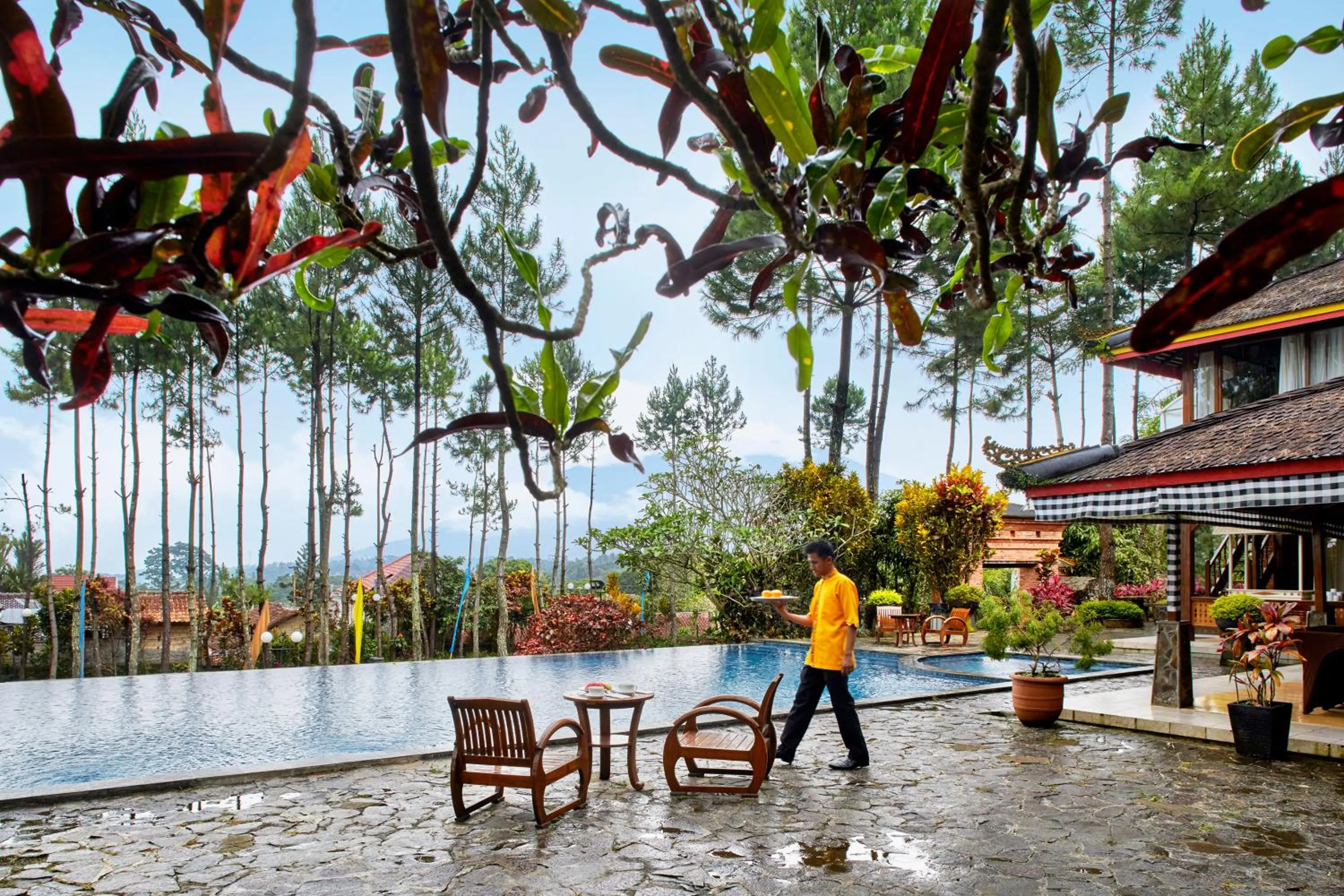 Swimming pool in Jambuluwuk Convention Hall & Resort Puncak