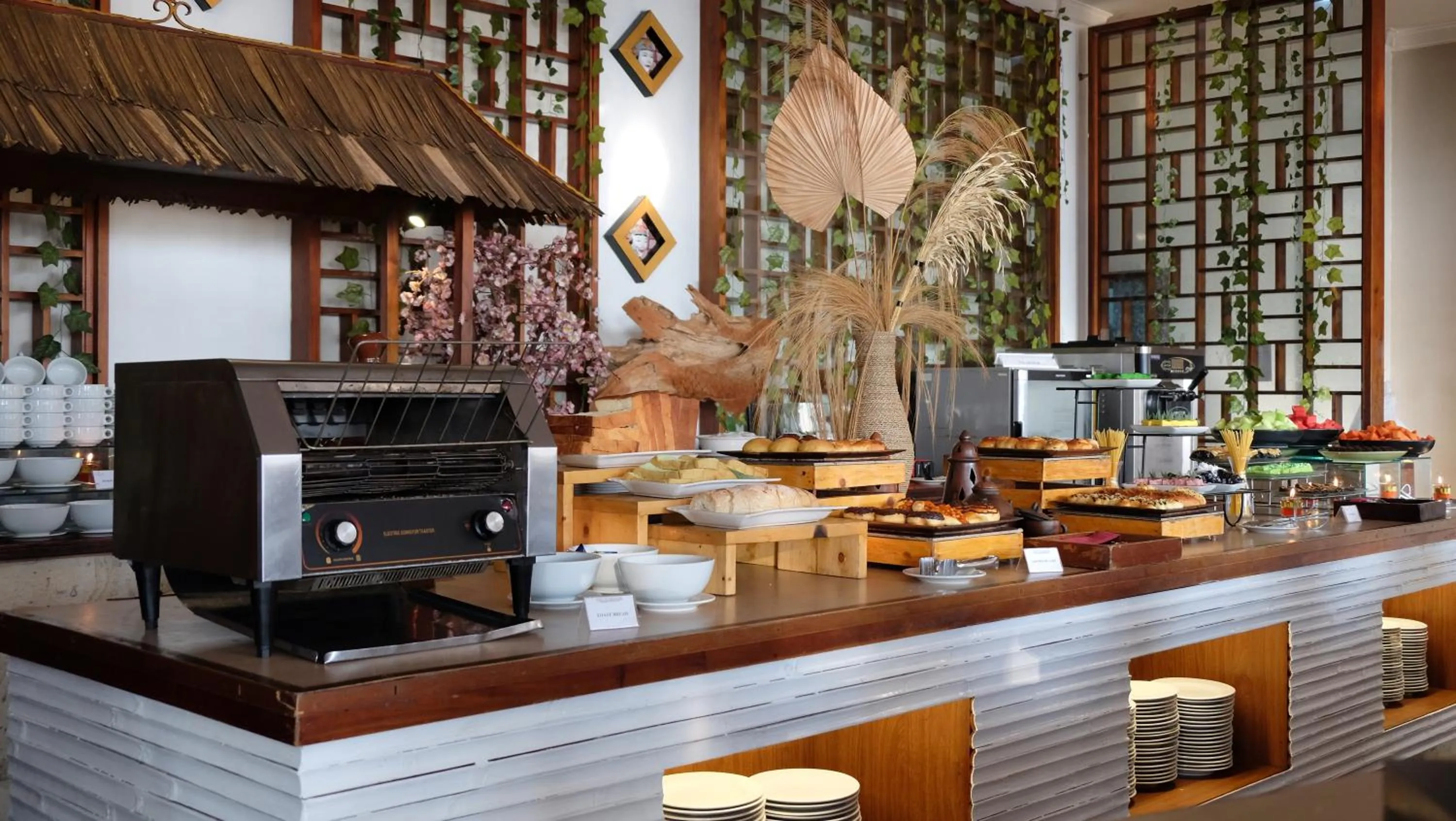 Restaurant/places to eat in Jambuluwuk Convention Hall & Resort Batu