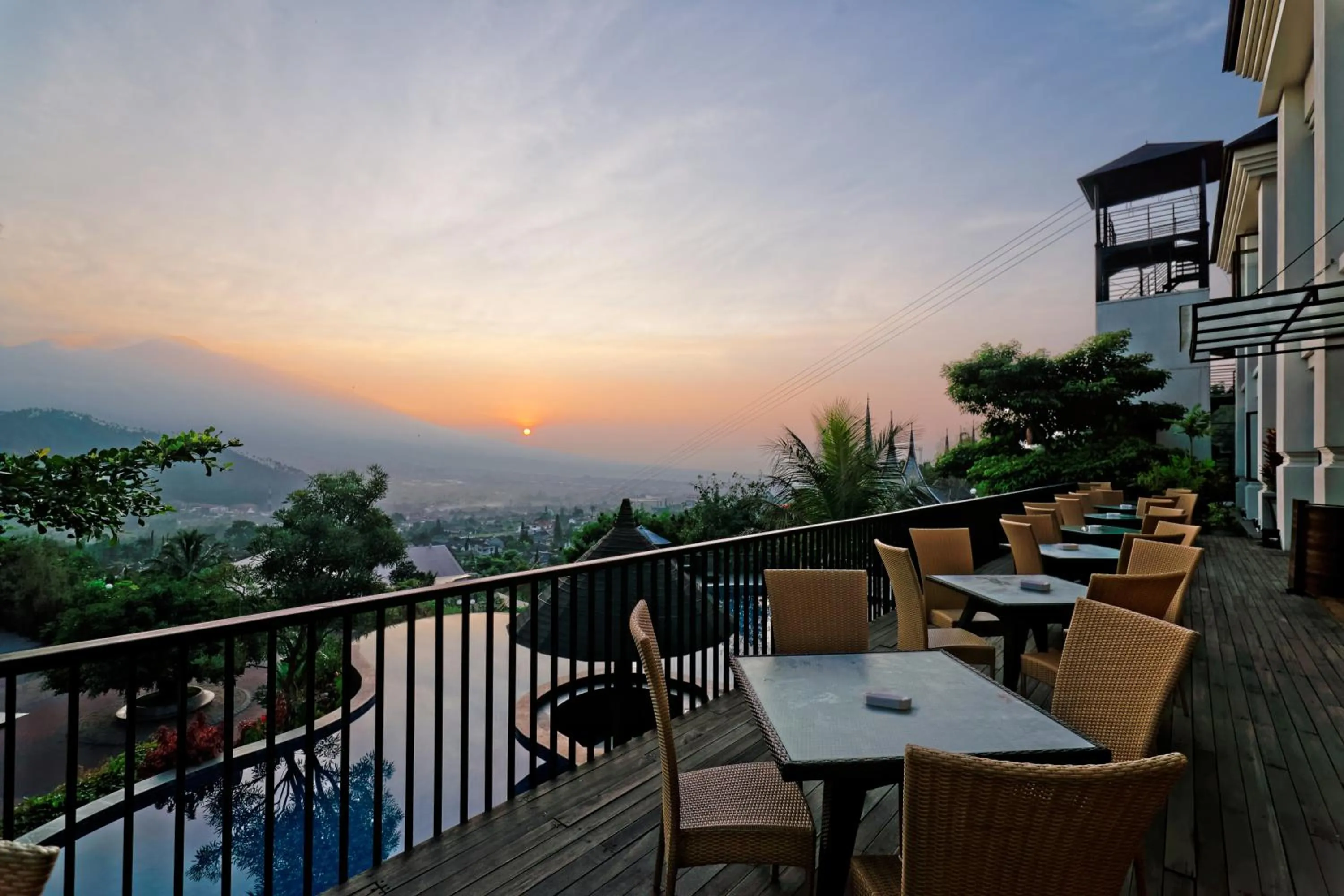 Restaurant/places to eat in Jambuluwuk Convention Hall & Resort Batu