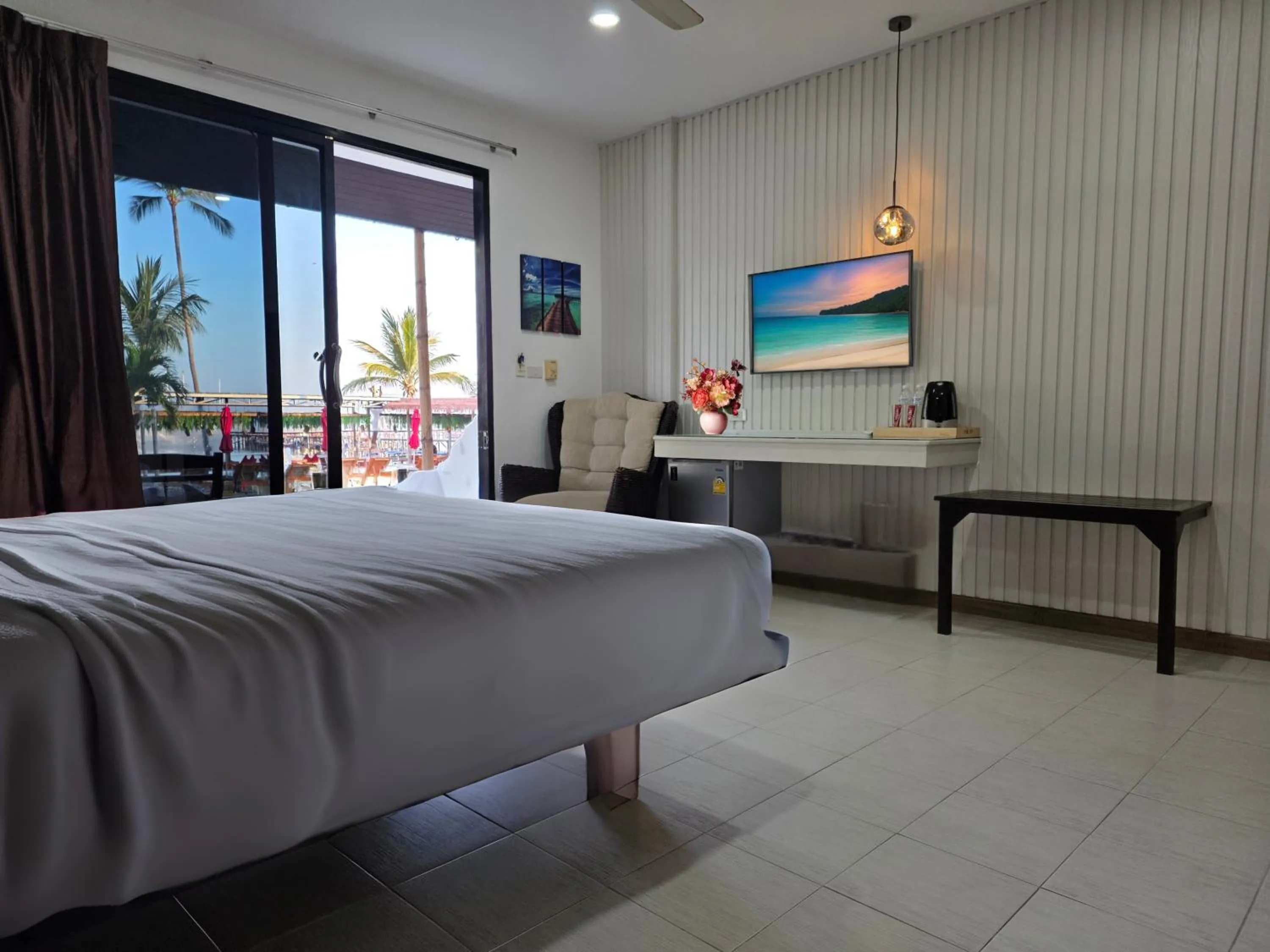 TV and multimedia, Bed in Samui Pier Beach Front & Resort