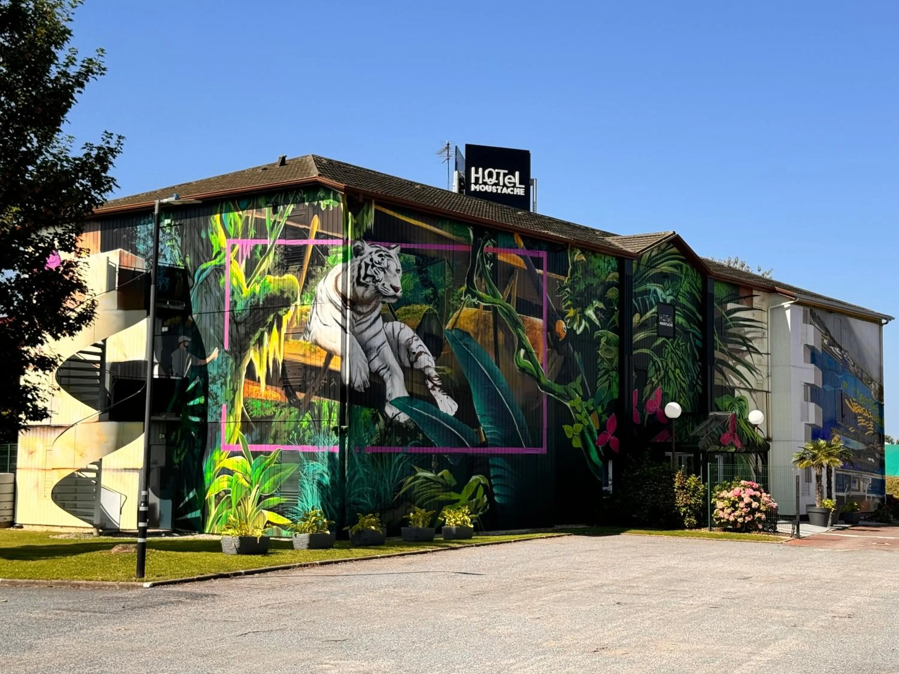 Property building in The Originals Access, Hôtel Moustache, Seclin