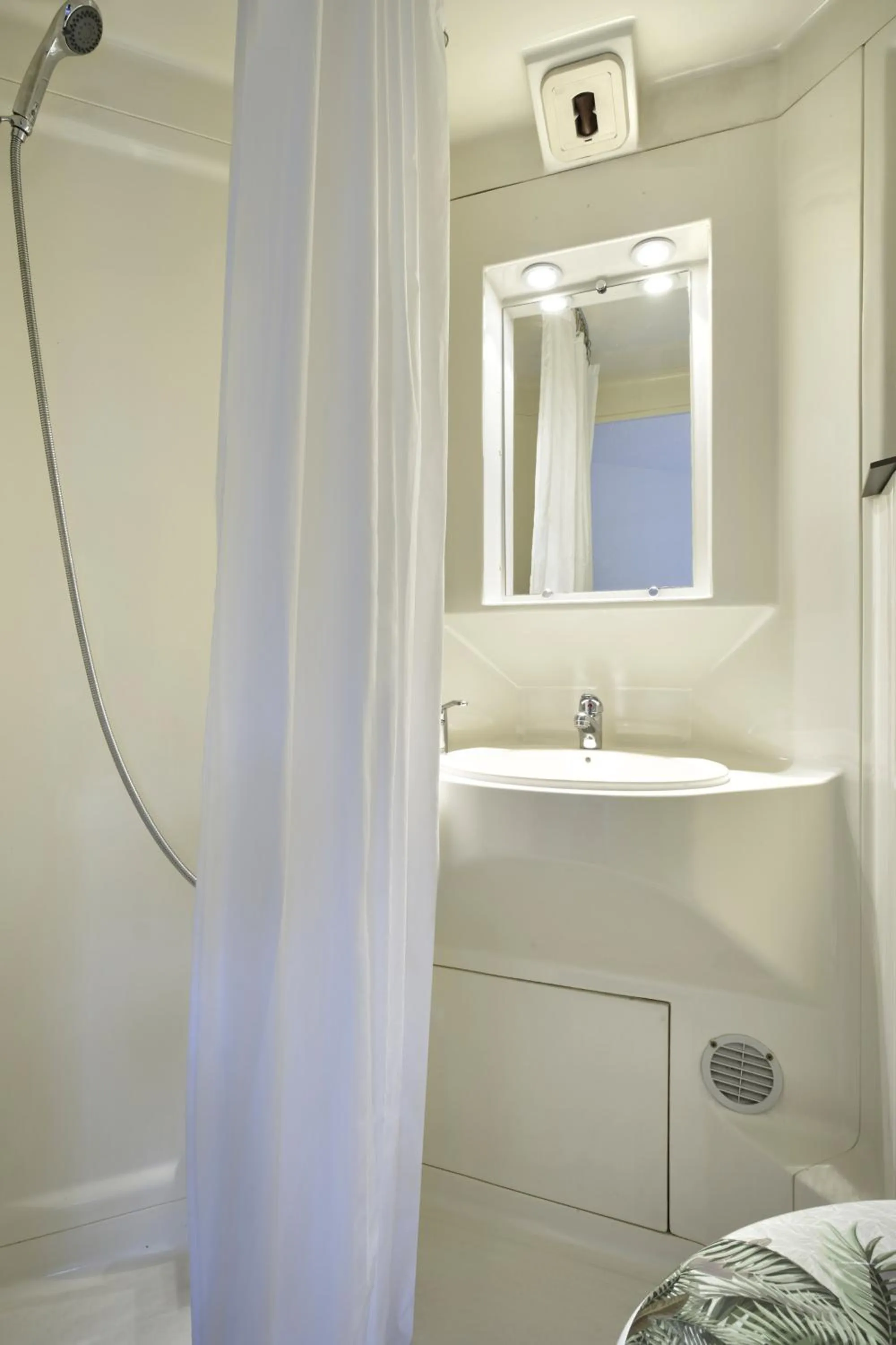 Shower in The Originals Access, Hôtel Moustache, Seclin