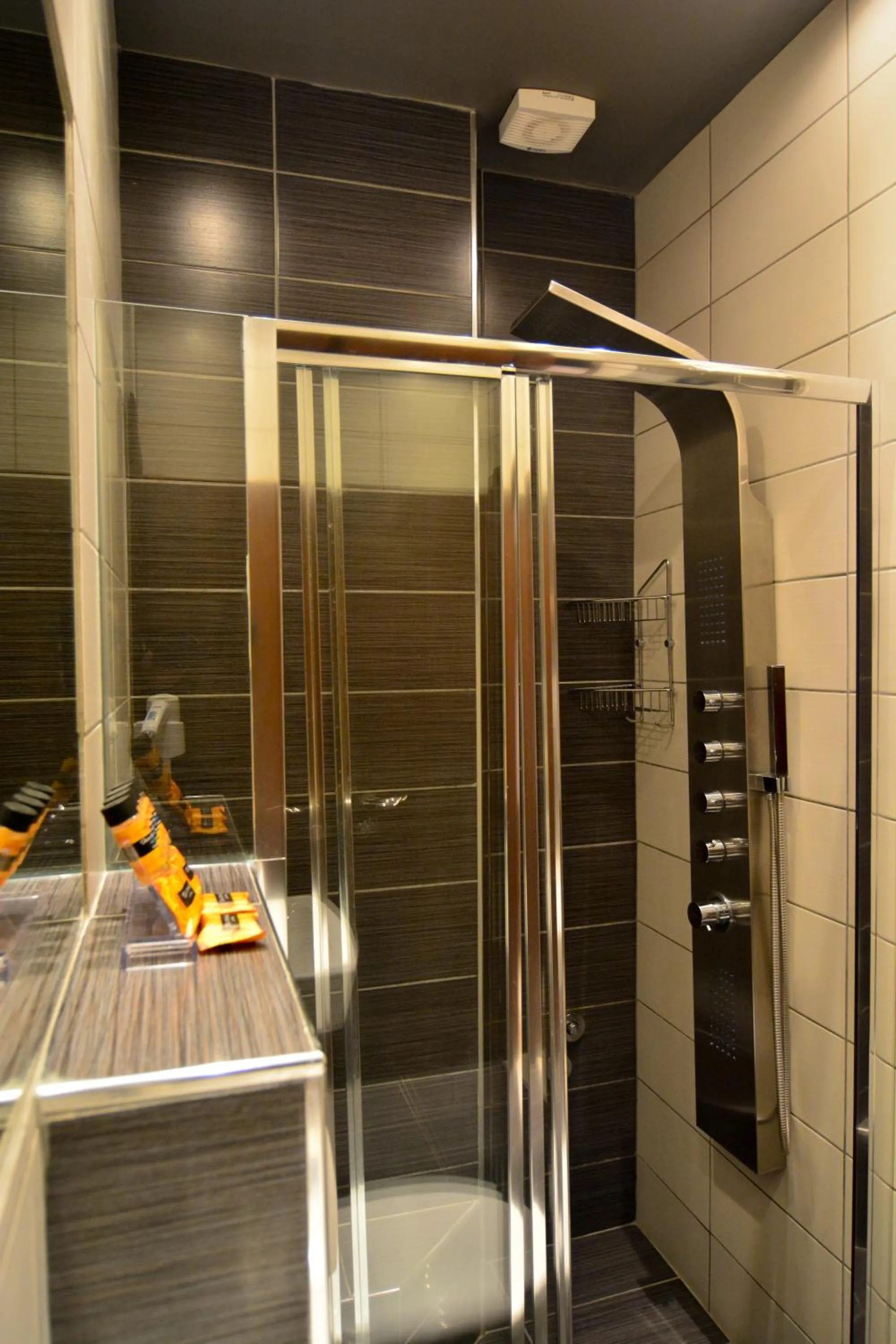 Shower in Panorama Inn Hotel