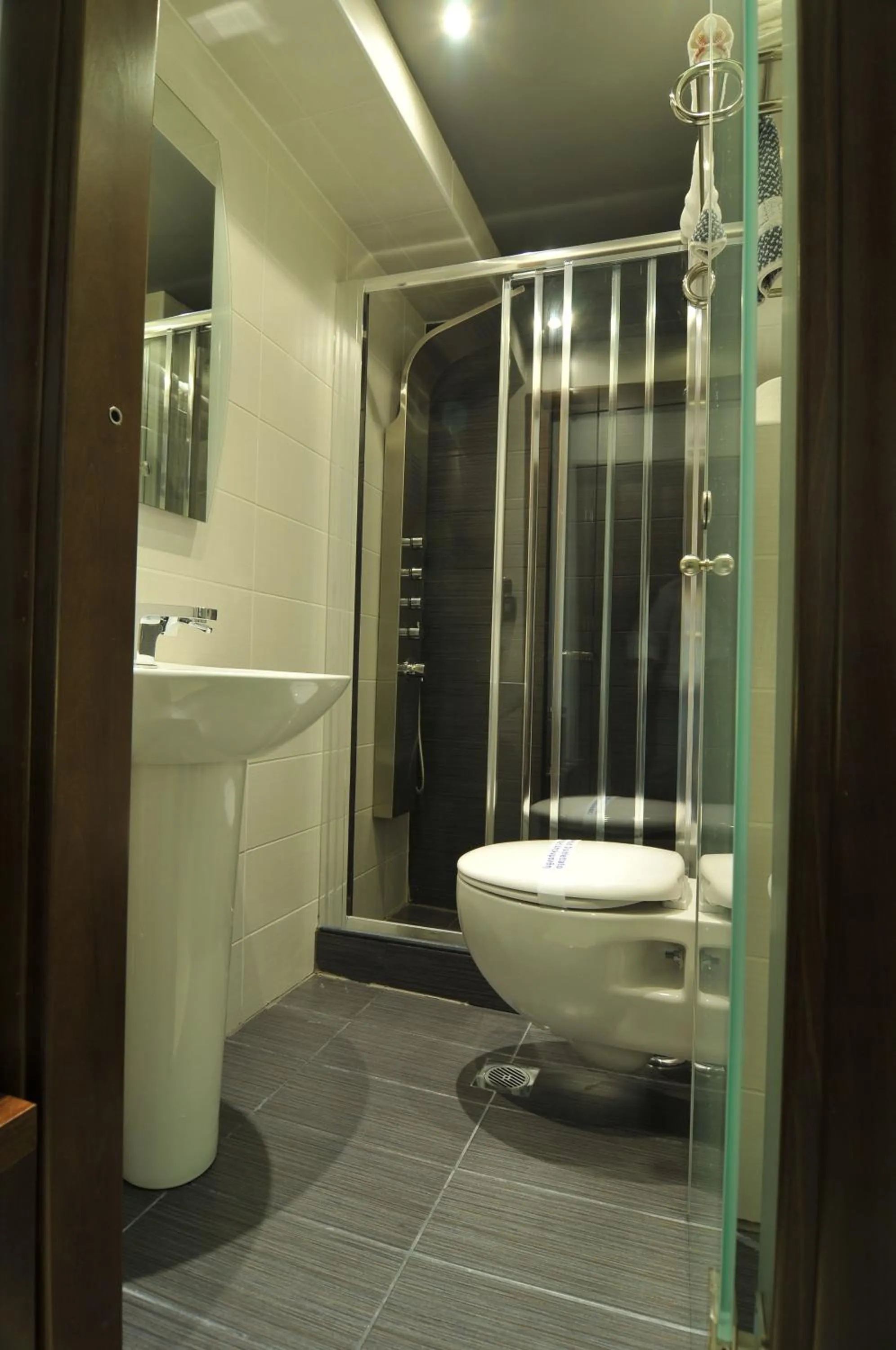 Bathroom in Panorama Inn Hotel