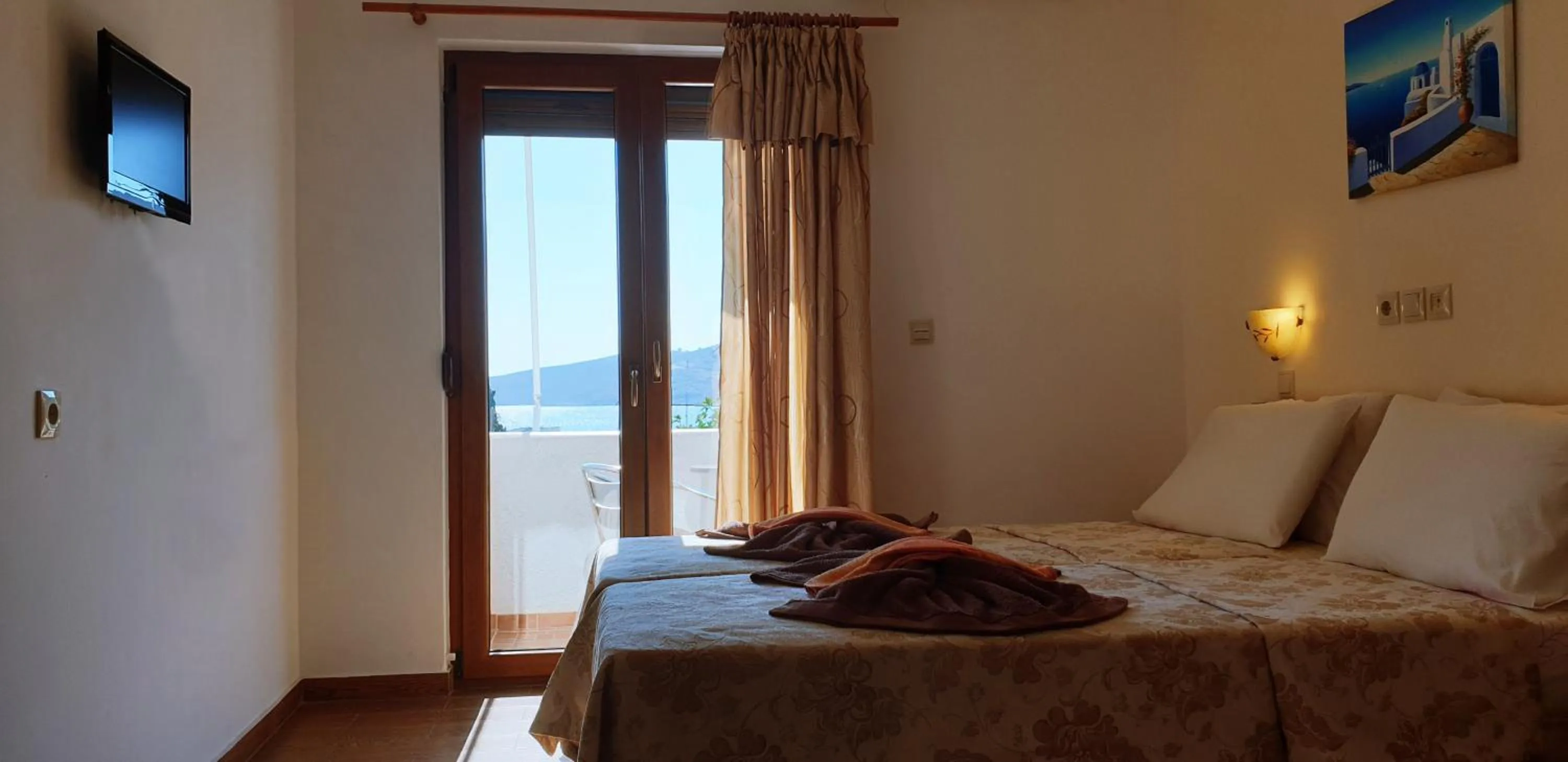 Photo of the whole room, Bed in Apollo Studios