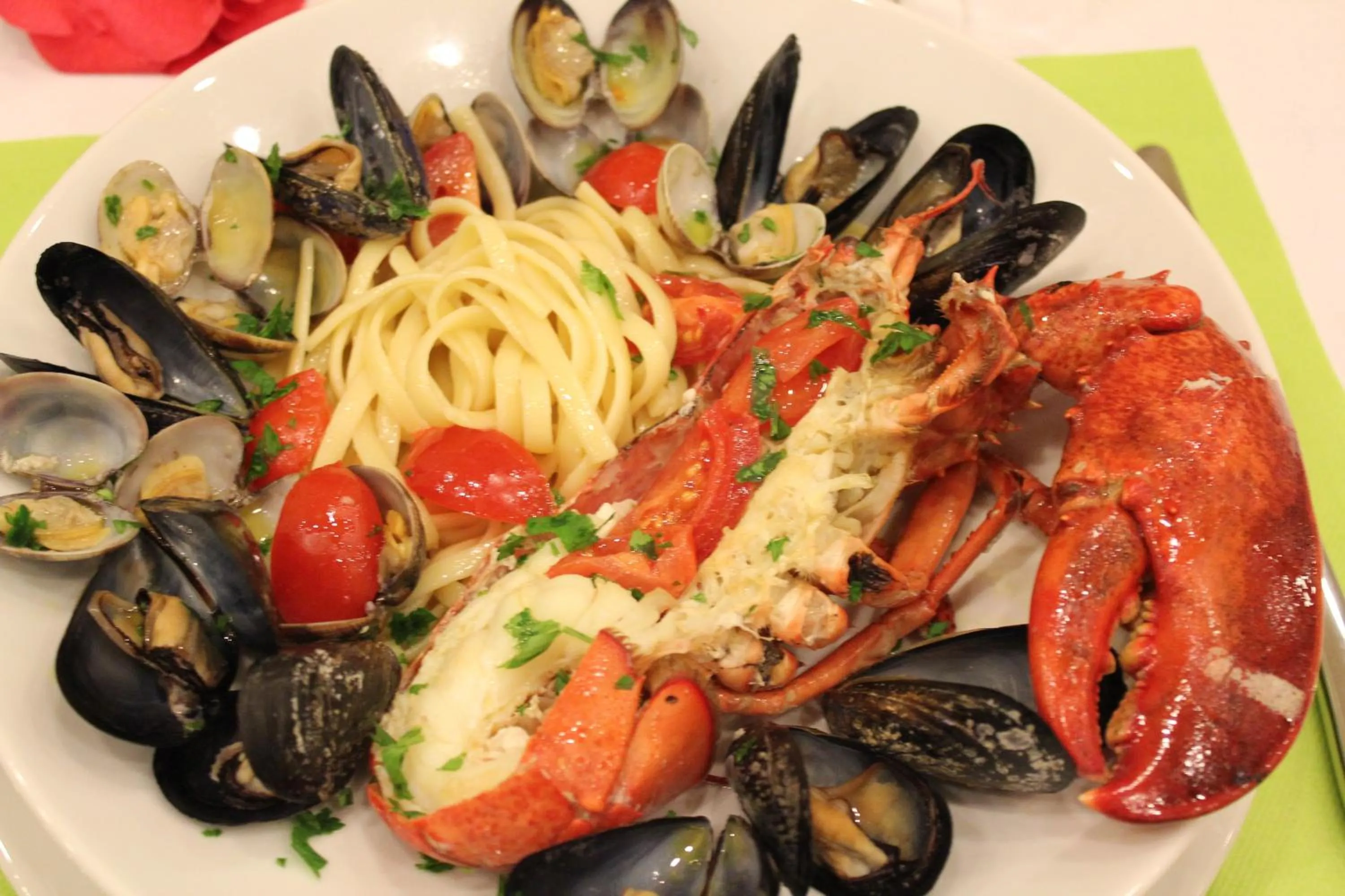 Restaurant/places to eat in Hotel Royal Hills