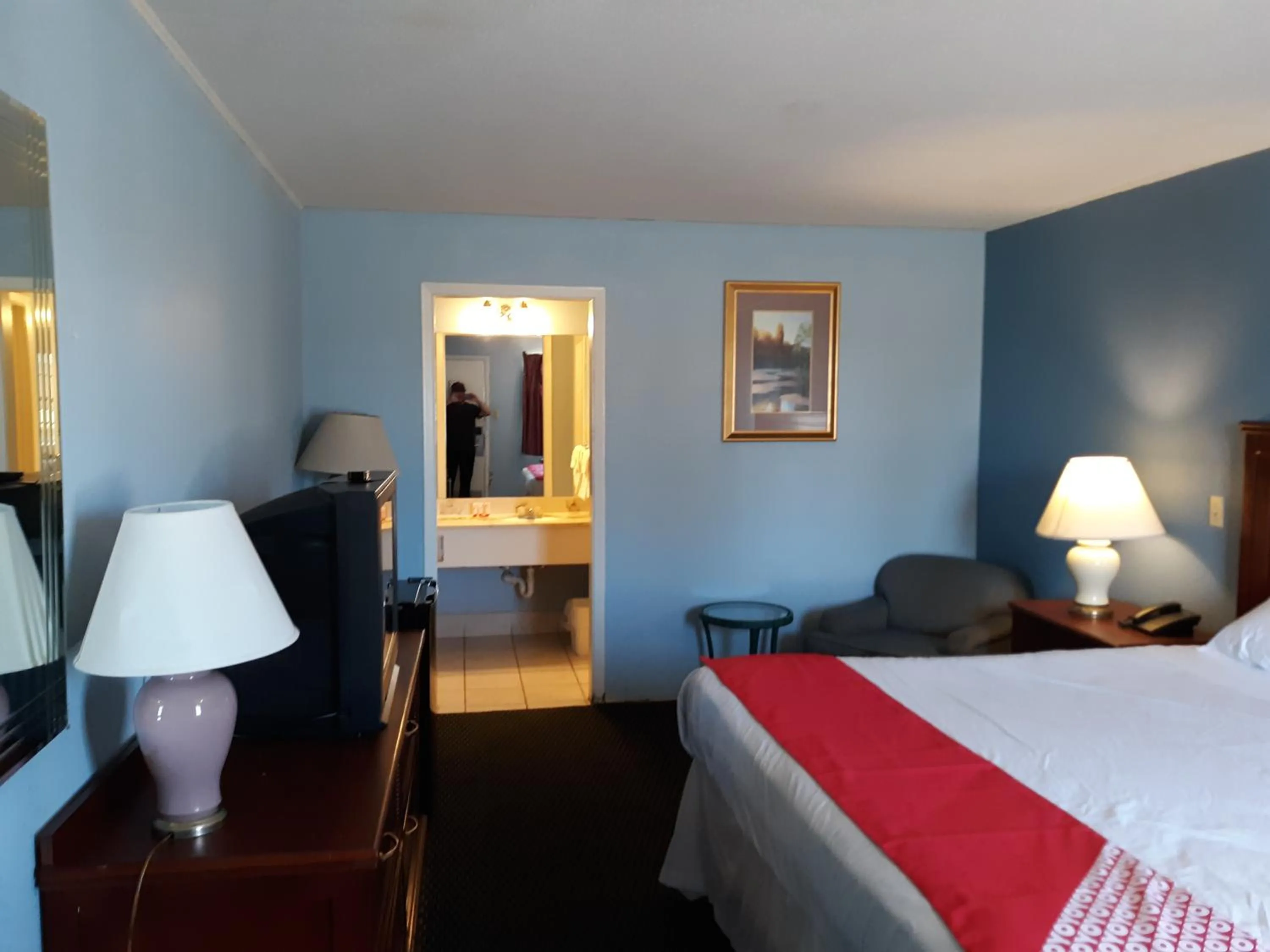 Bedroom in Rest Inn - Extended Stay, I-40 Airport, Wedding & Event Center