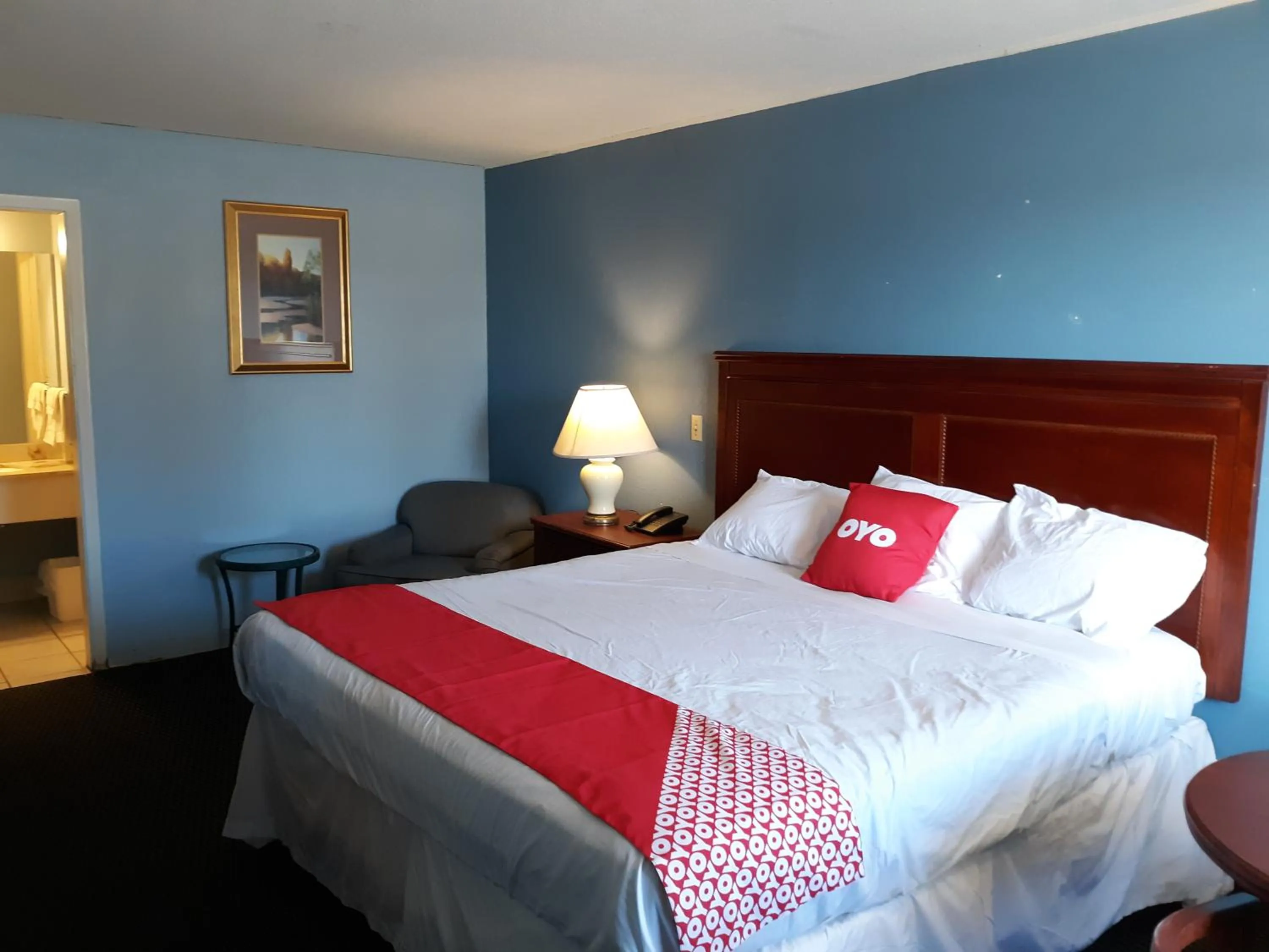 Bedroom in Rest Inn - Extended Stay, I-40 Airport, Wedding & Event Center
