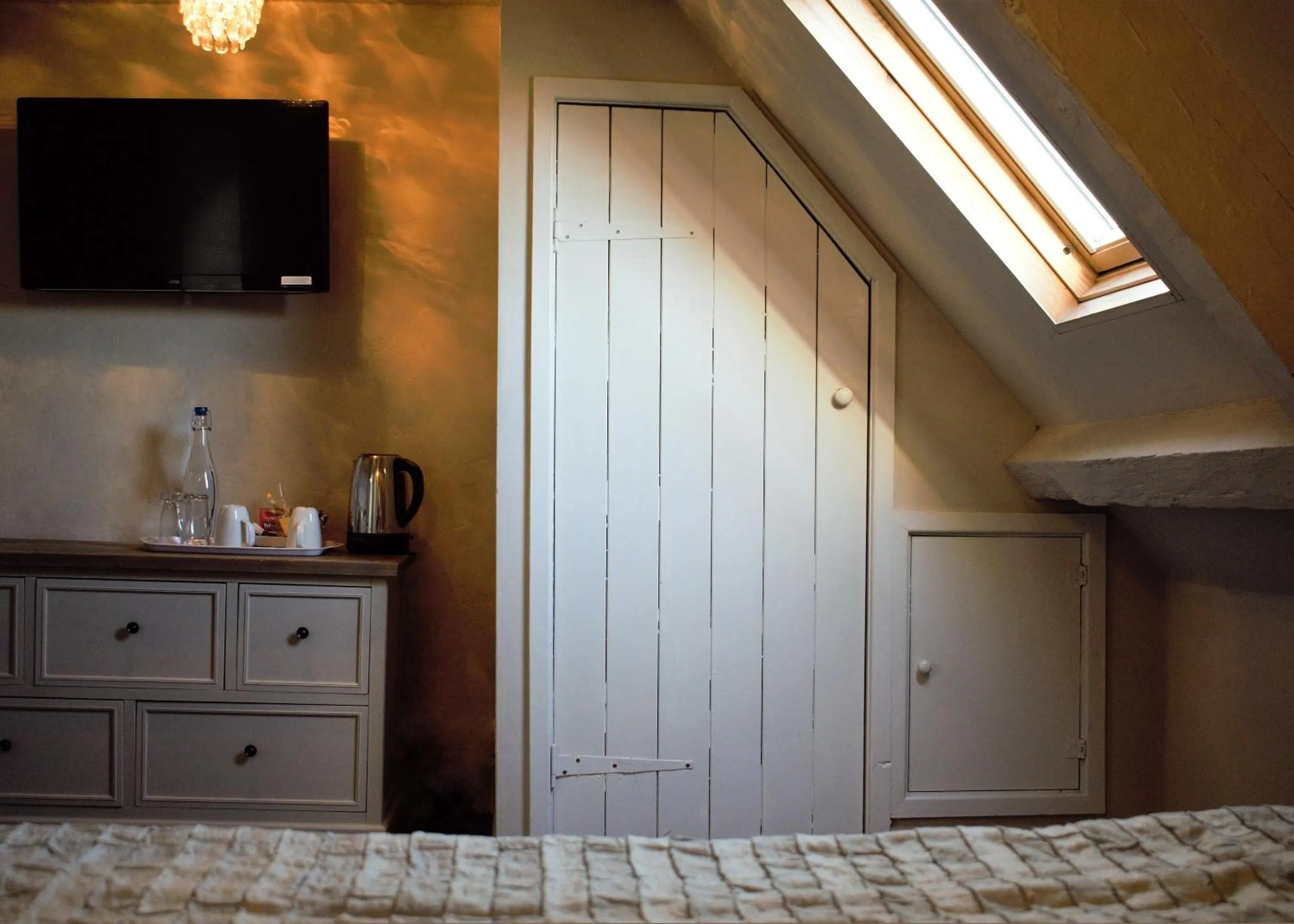 Bed in White Horse & Griffin