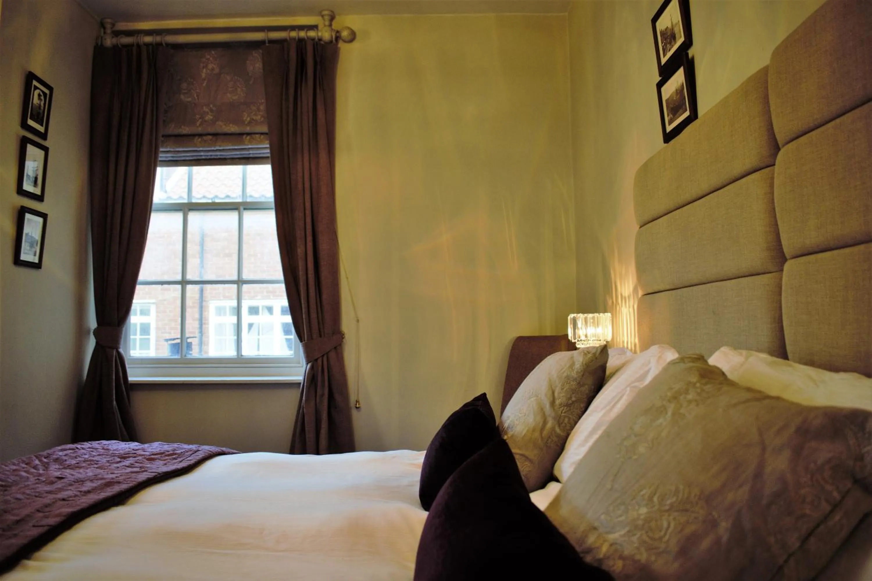 Bed in White Horse & Griffin